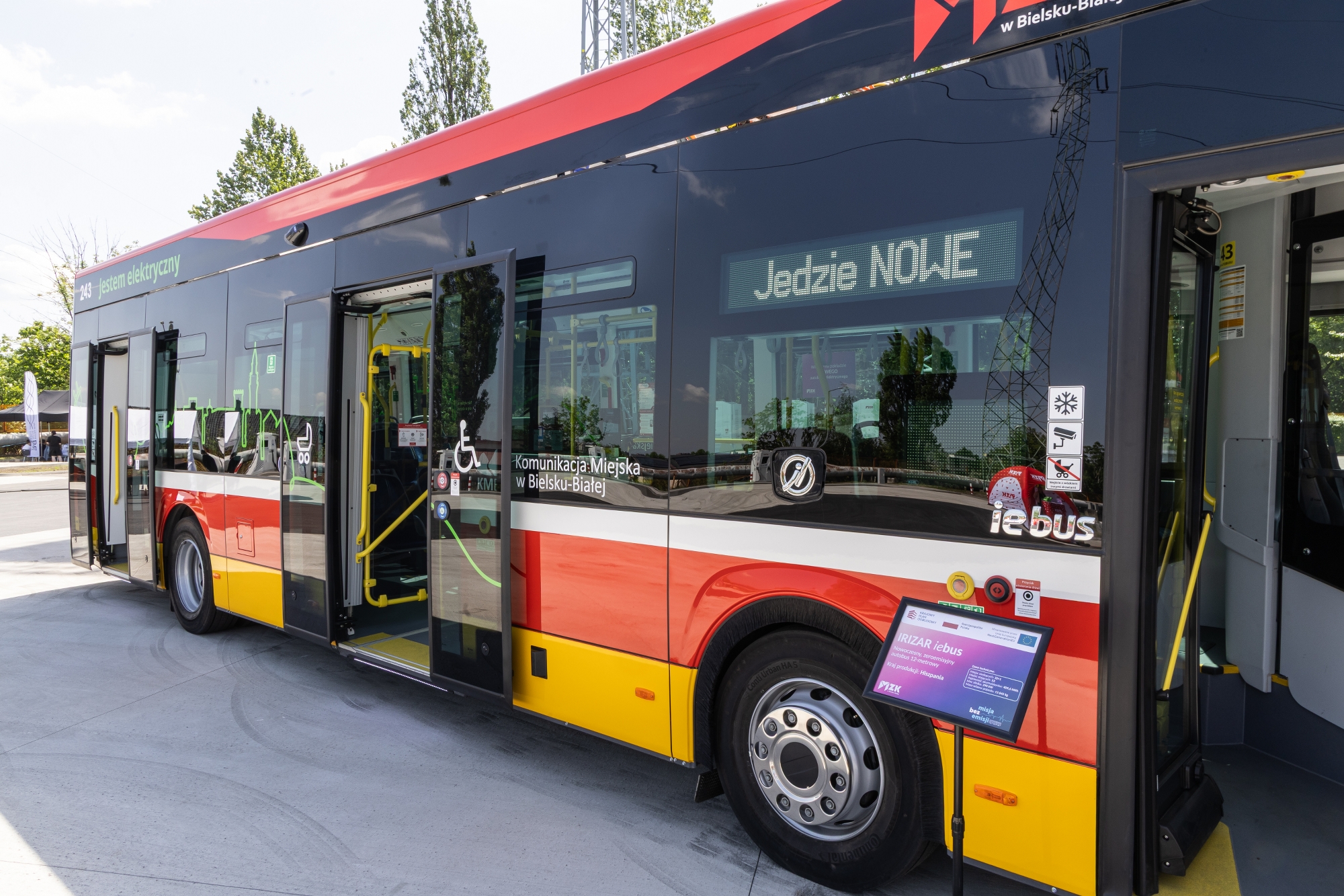 na zdjęciu nowy autobus i zaproszeni goście 