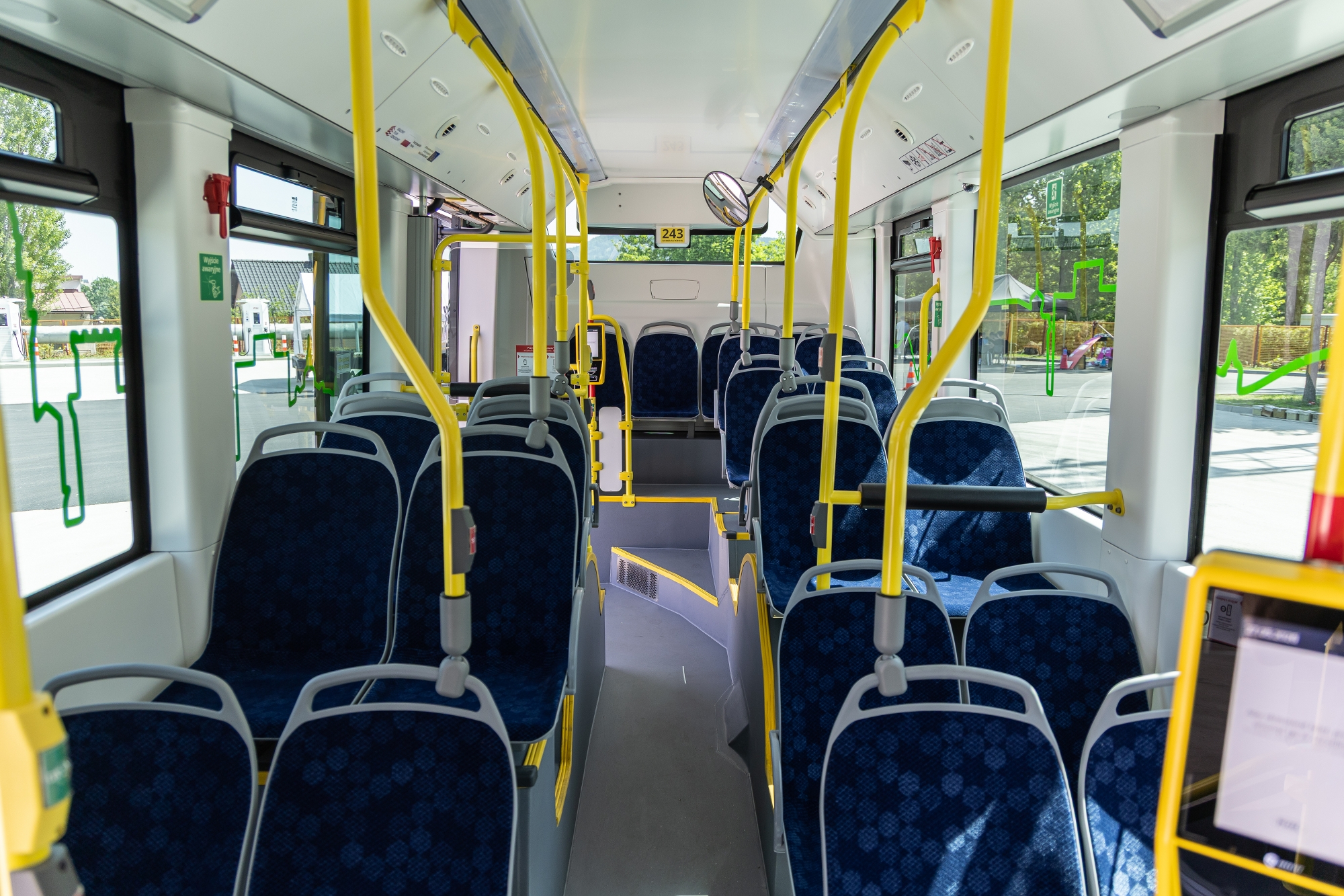 na zdjęciu nowy autobus i zaproszeni goście 