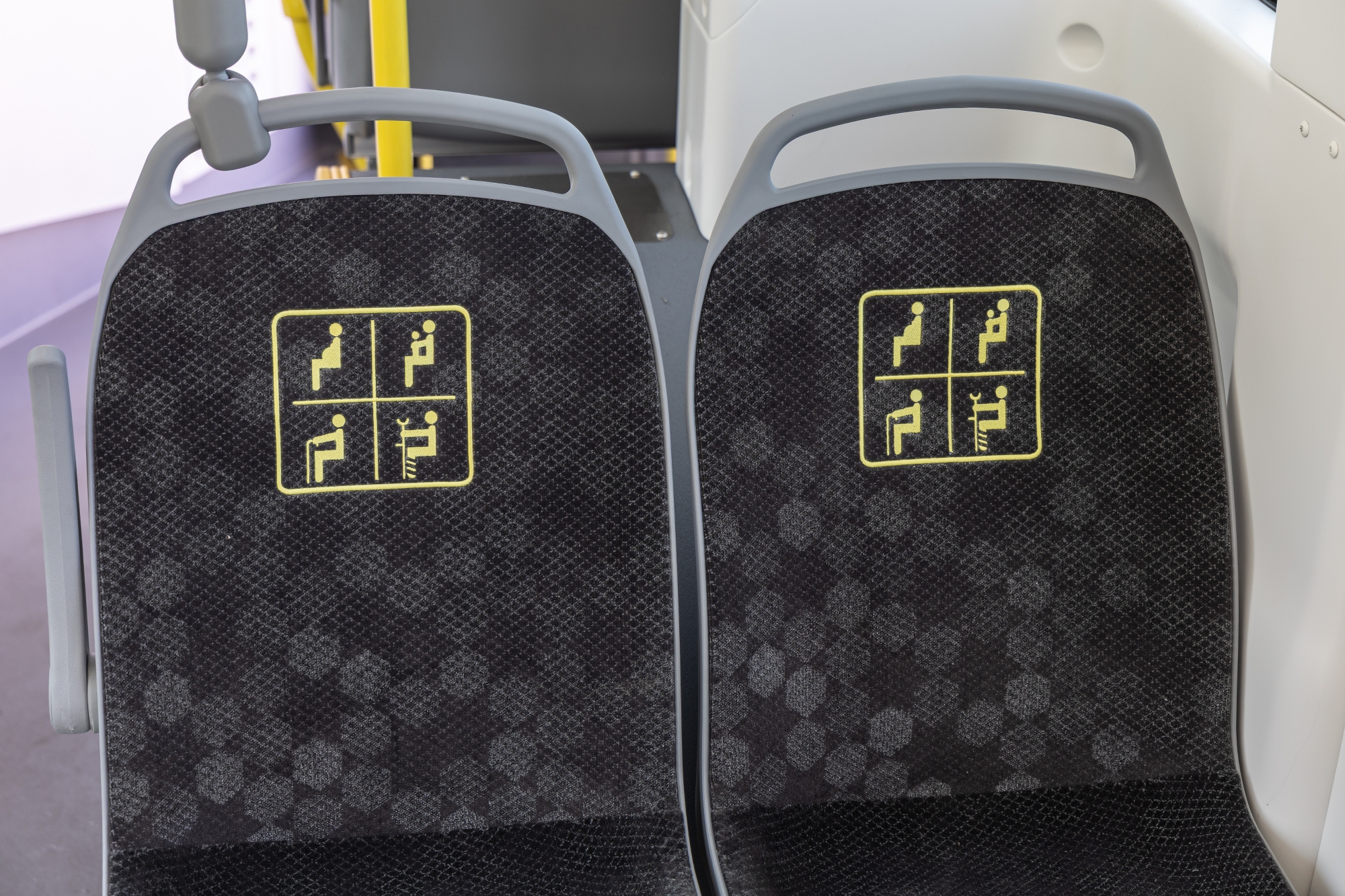 na zdjęciu nowy autobus i zaproszeni goście 
