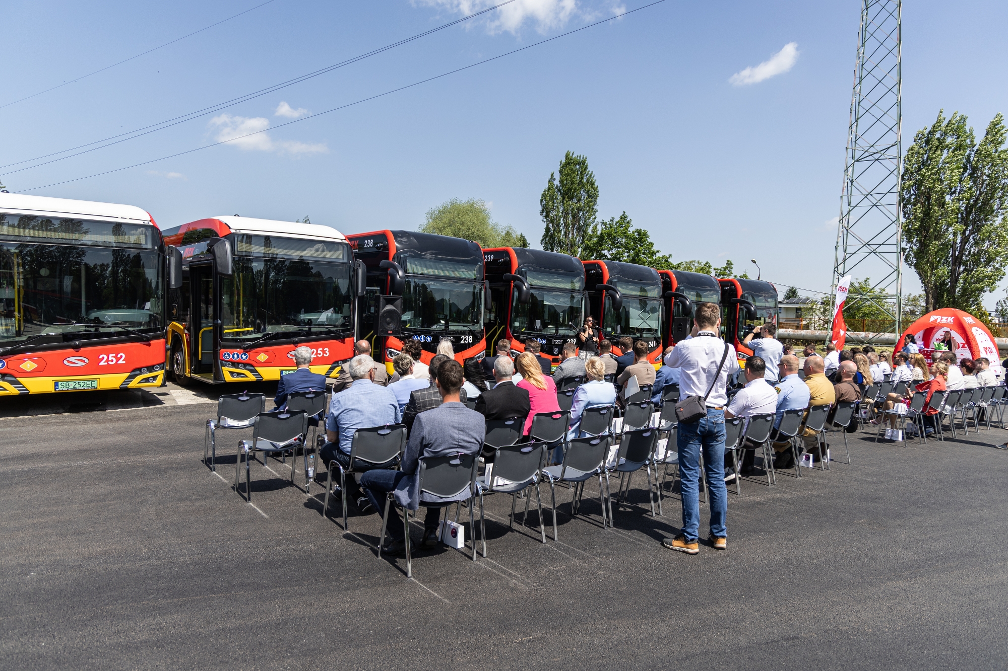 na zdjęciu nowy autobus i zaproszeni goście 
