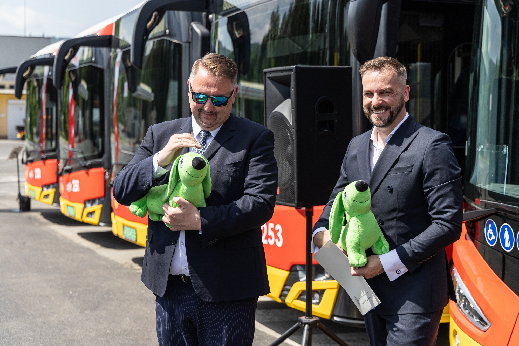 na zdjęciu nowy autobus i zaproszeni goście 