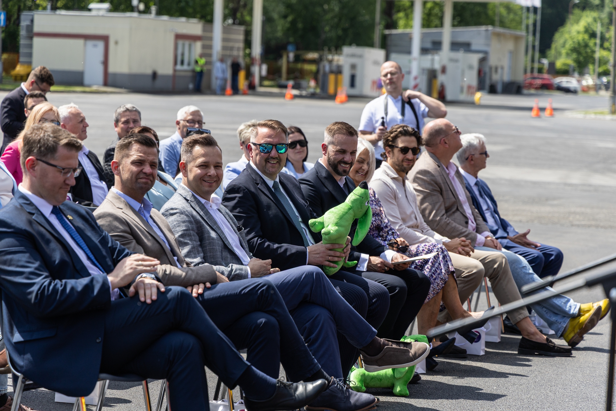 na zdjęciu nowy autobus i zaproszeni goście 