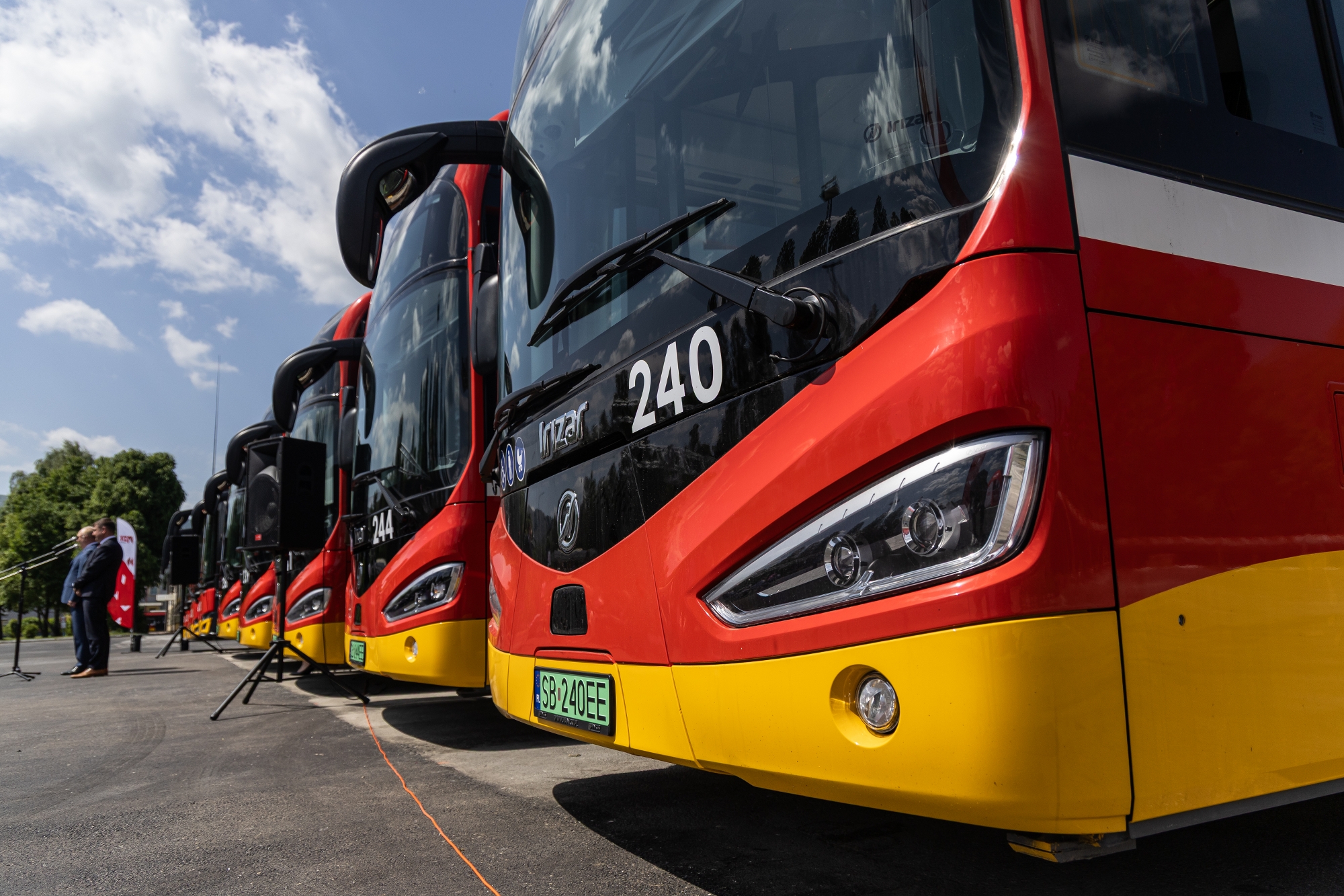 na zdjęciu nowy autobus i zaproszeni goście 