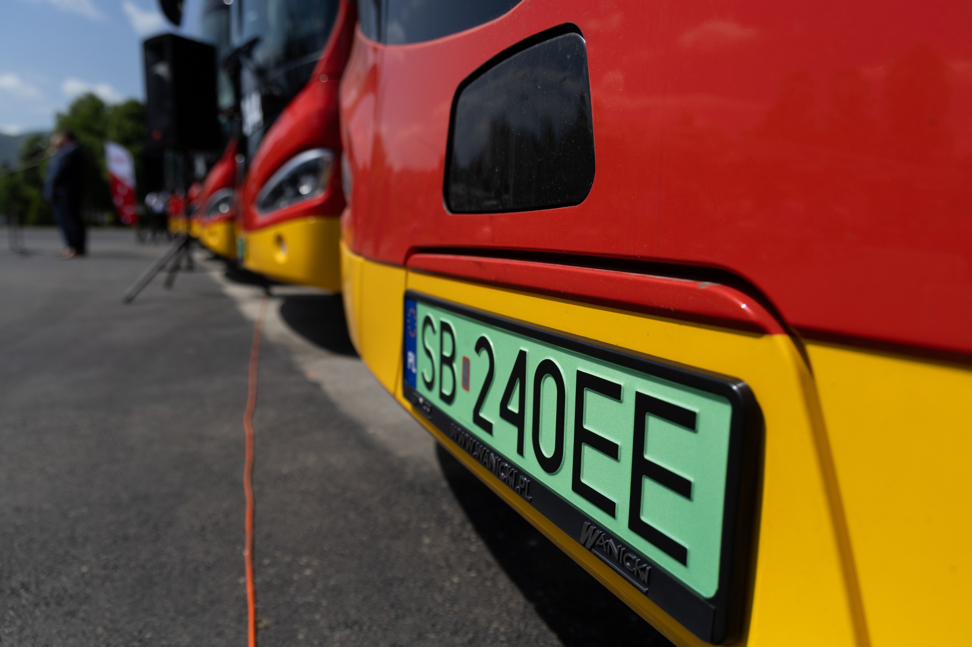 na zdjęciu nowy autobus i zaproszeni goście 