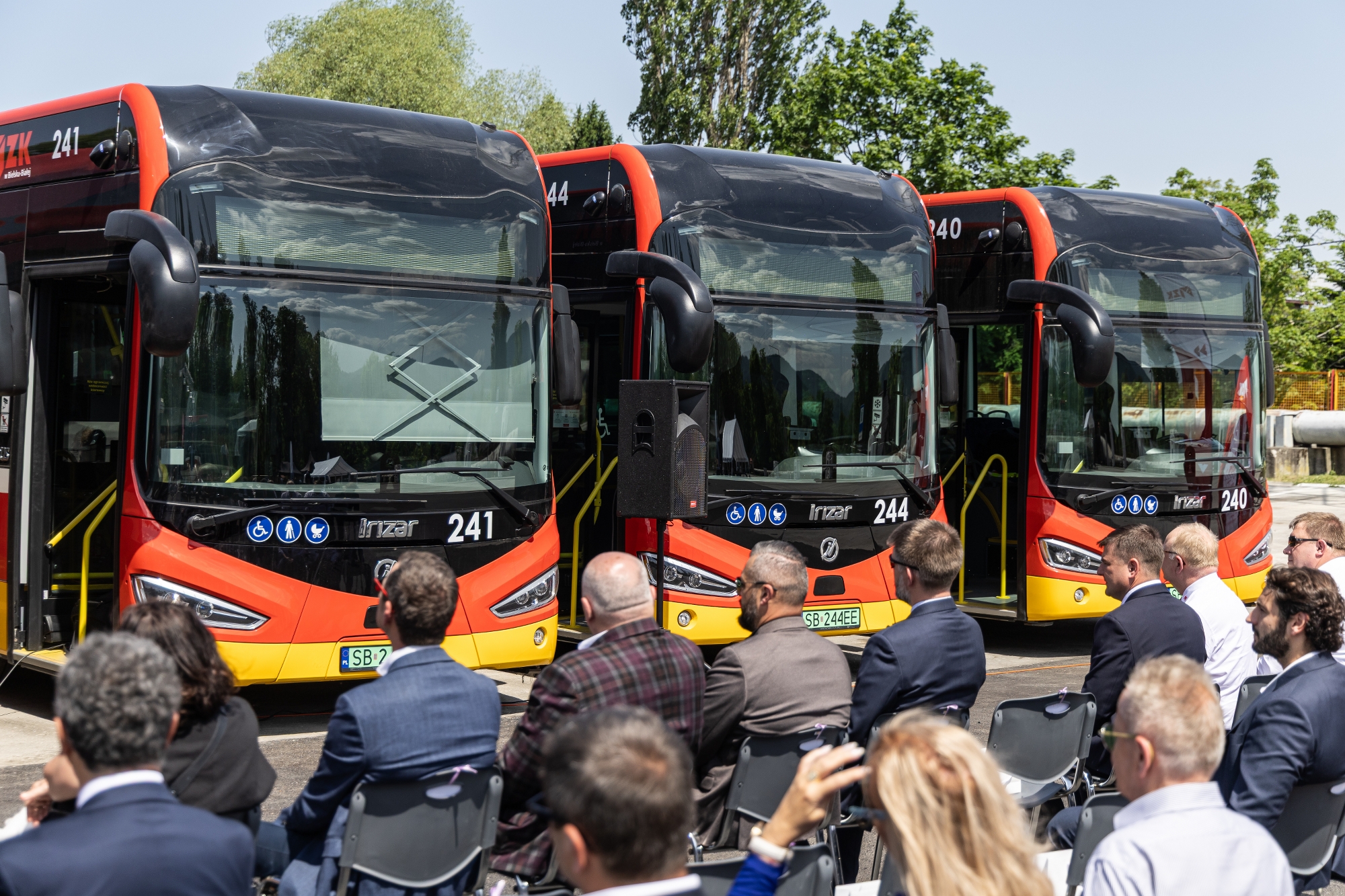 na zdjęciu nowy autobus i zaproszeni goście 