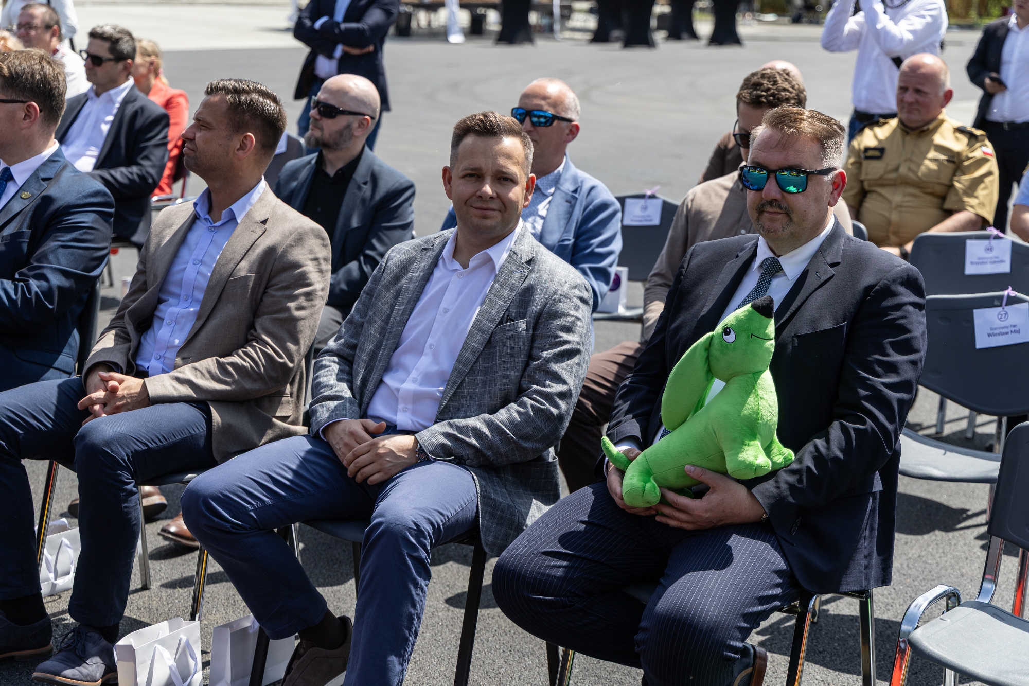 na zdjęciu nowy autobus i zaproszeni goście 