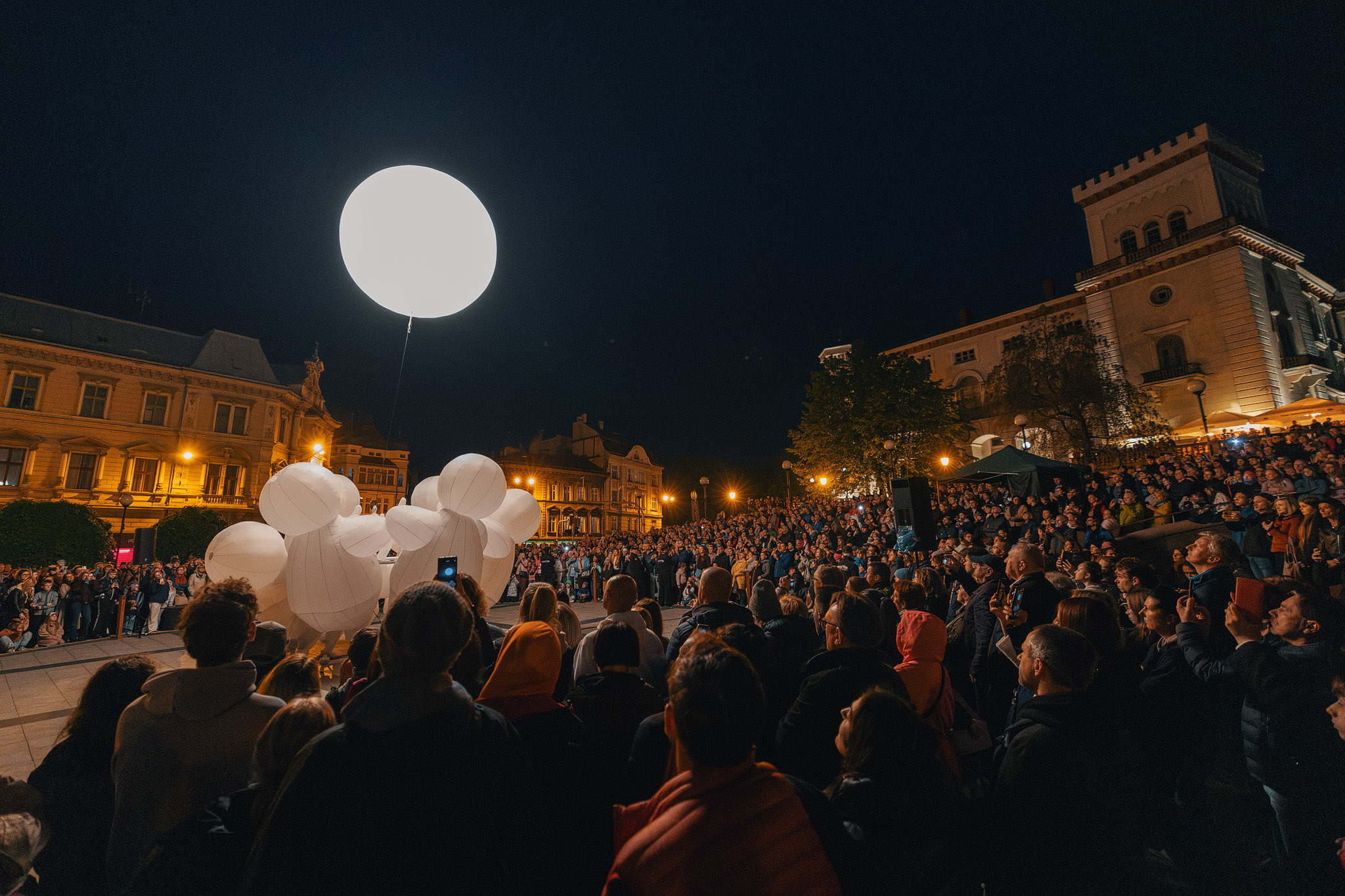 na zdjęciu osoby i aktorzy na scenie