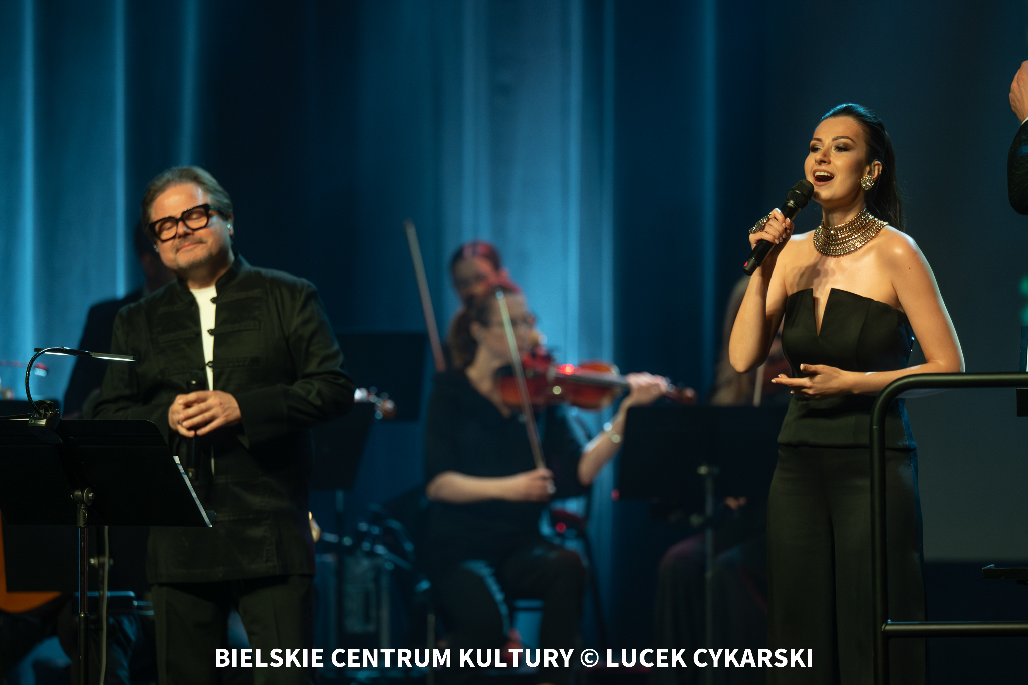 na zdjęciu osoby podczas koncertu