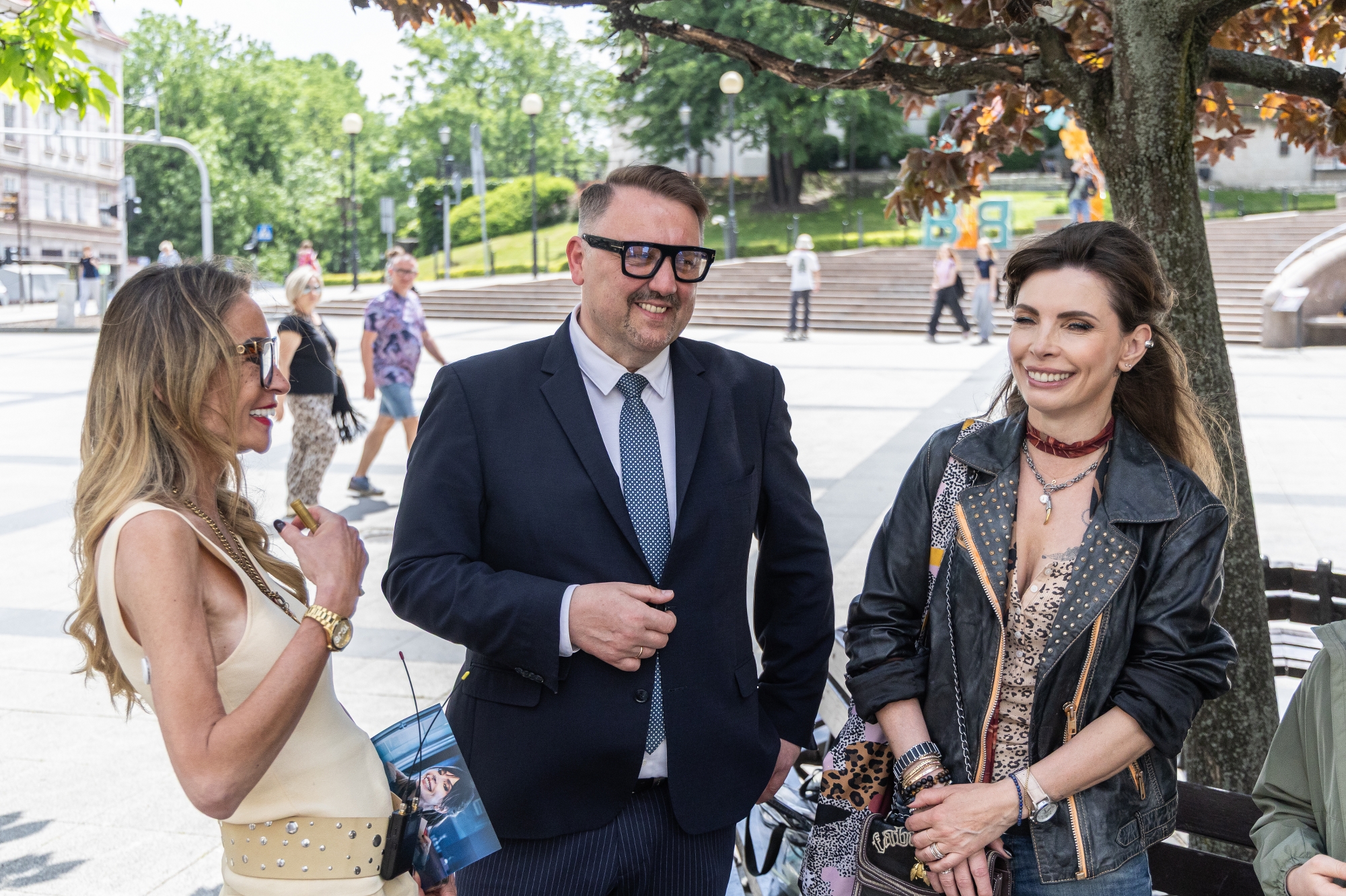 na zdjęciu aktorzy na planie