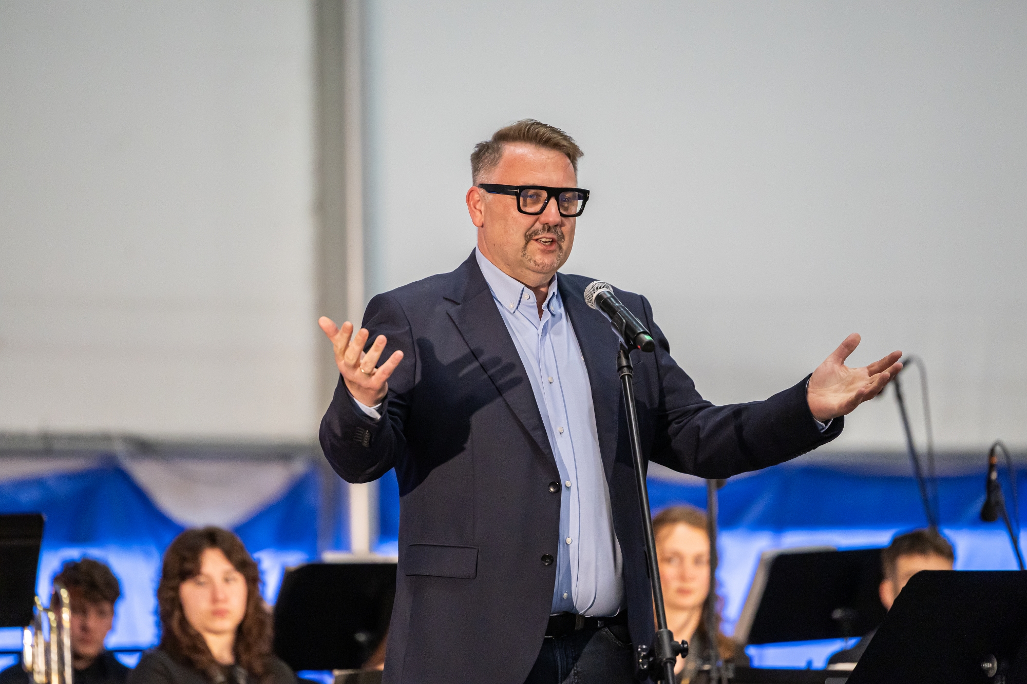 na zdjęciu osoby na scenie