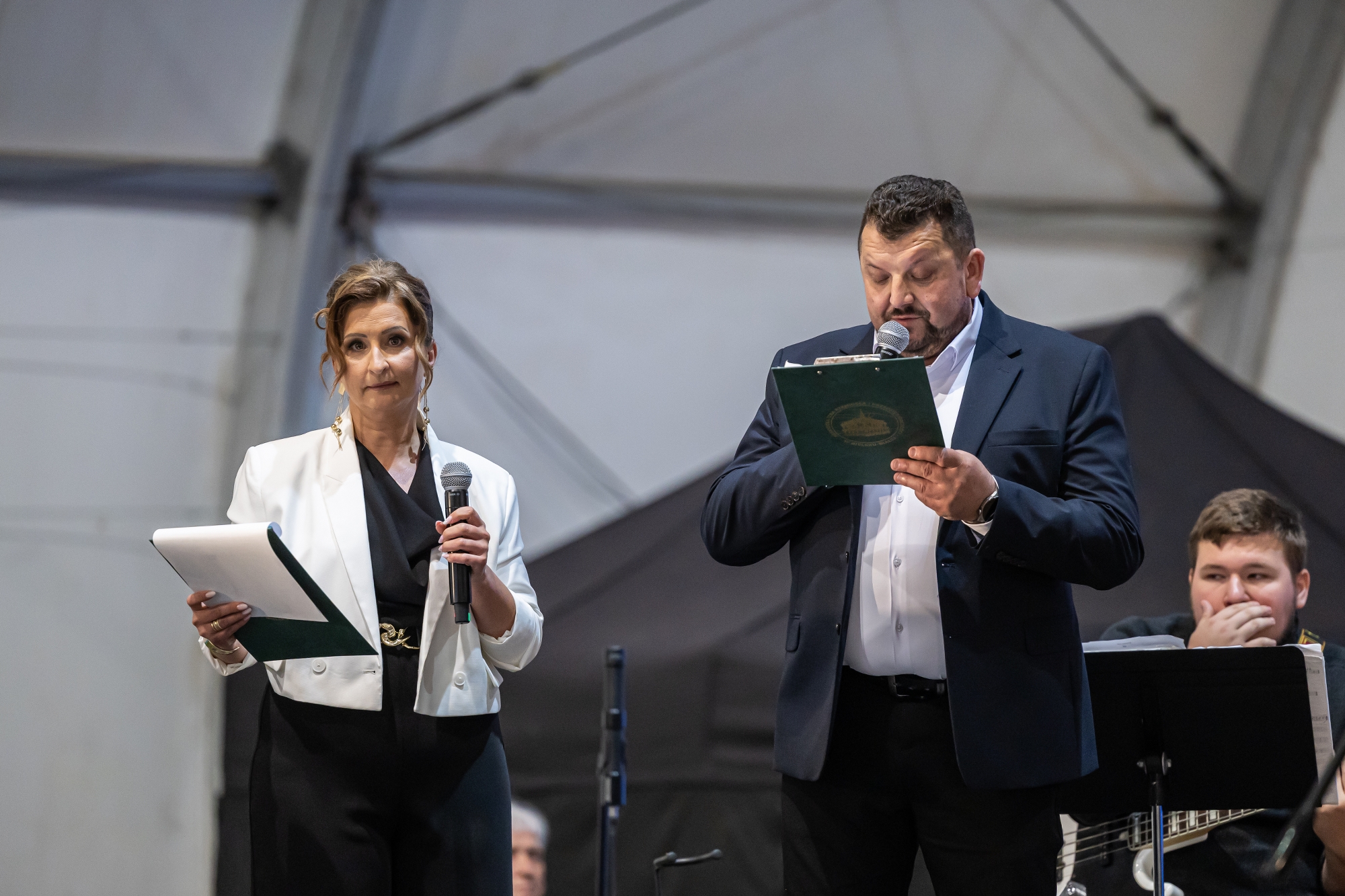 na zdjęciu osoby na scenie