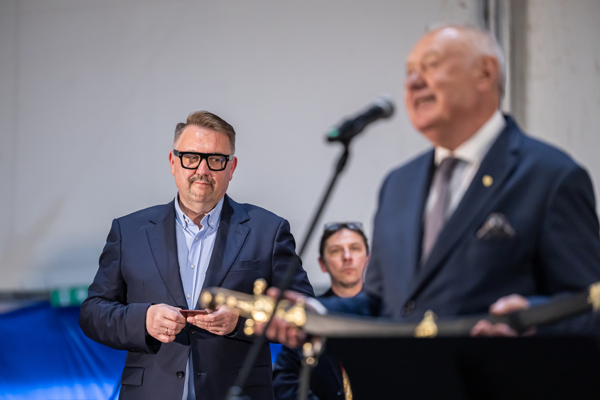 na zdjęciu osoby na scenie