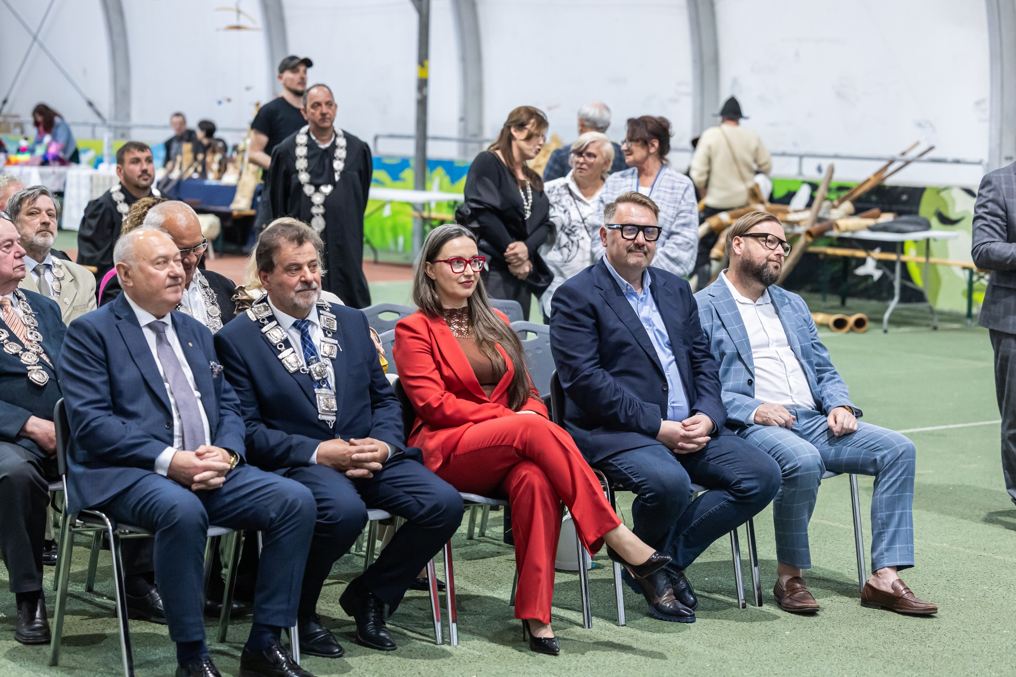 na zdjęciu osoby na scenie
