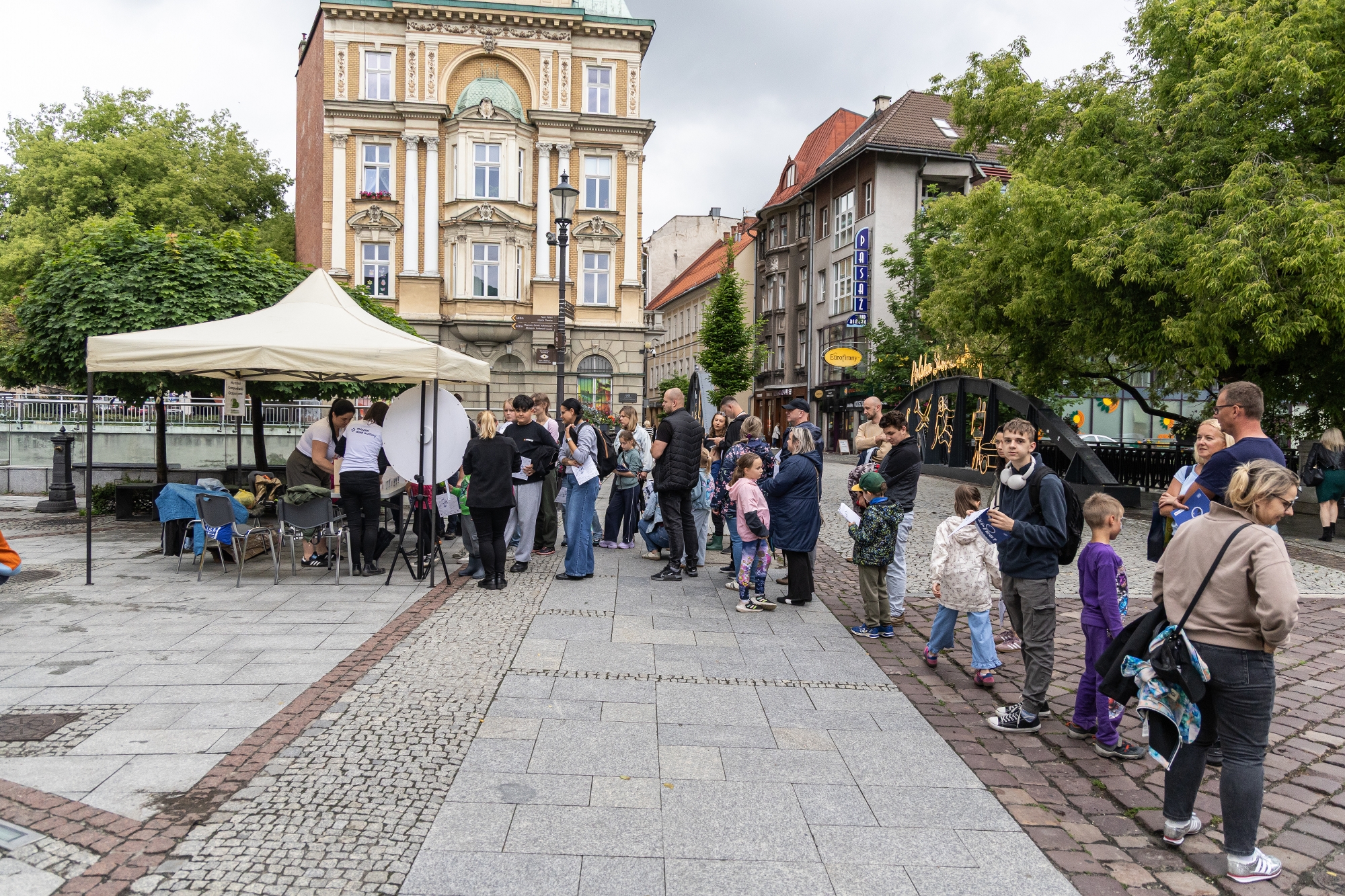 na zdjęciu osoby podczas gry miejskiej