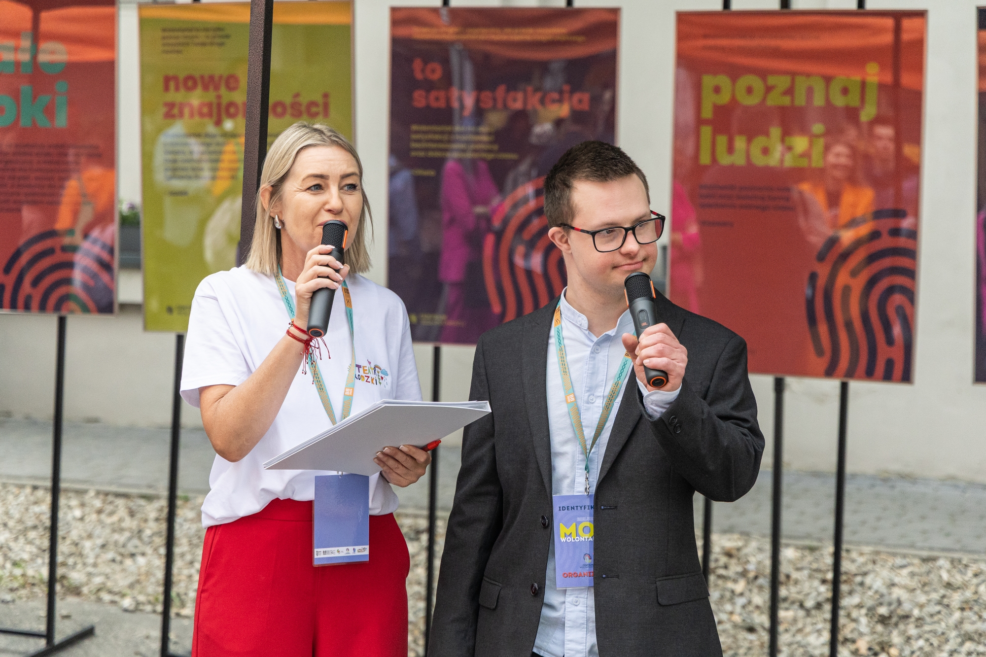 na zdjęciu osoby podczas spotkania