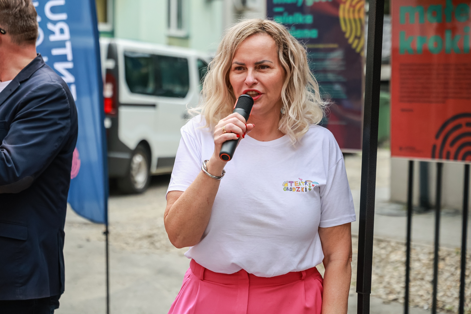 na zdjęciu osoby podczas spotkania