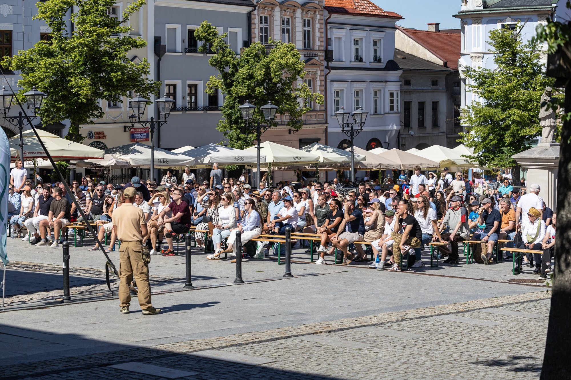 na zdjęciu osoby podczas kibicowania 