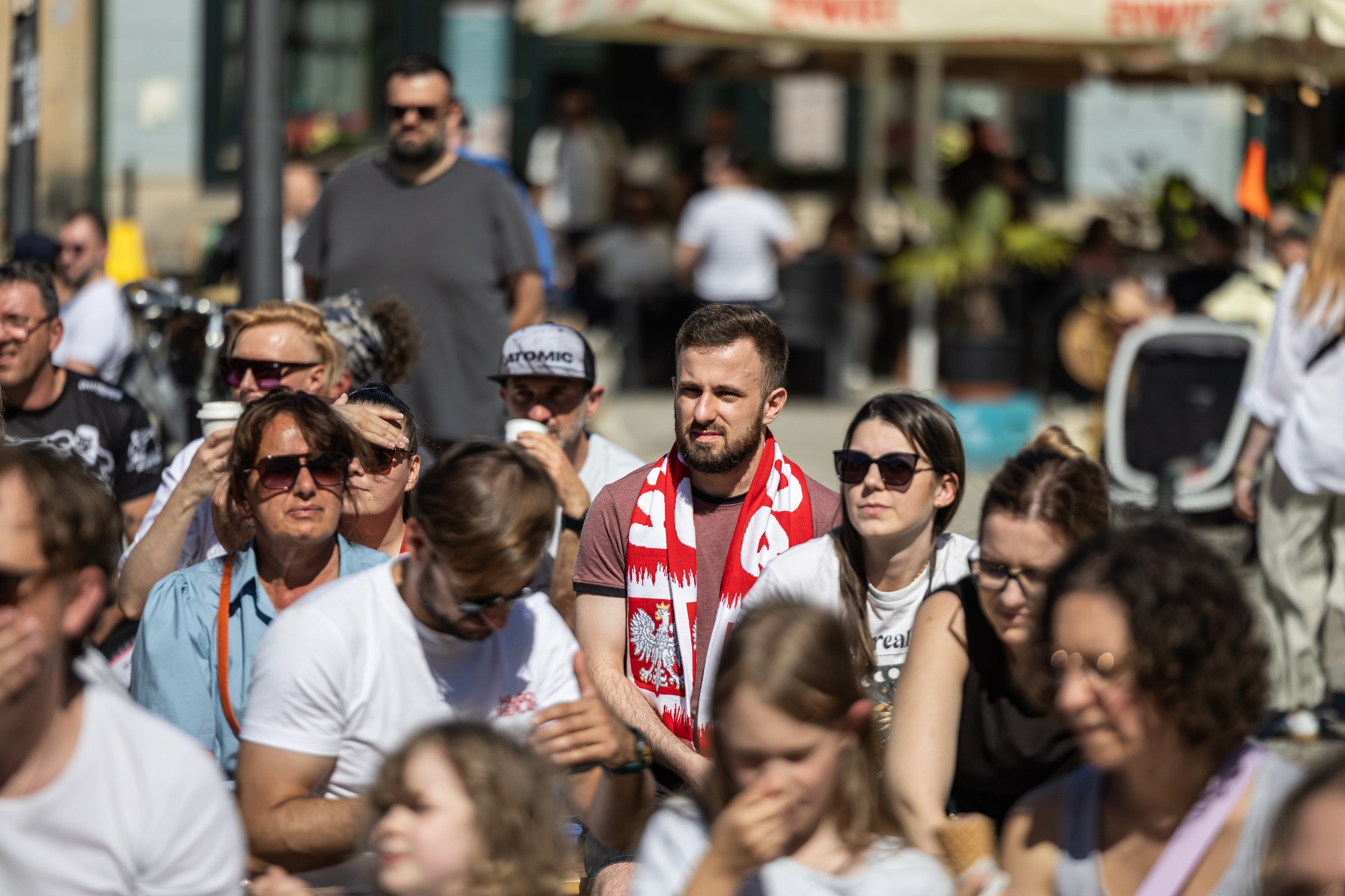 na zdjęciu osoby podczas kibicowania 