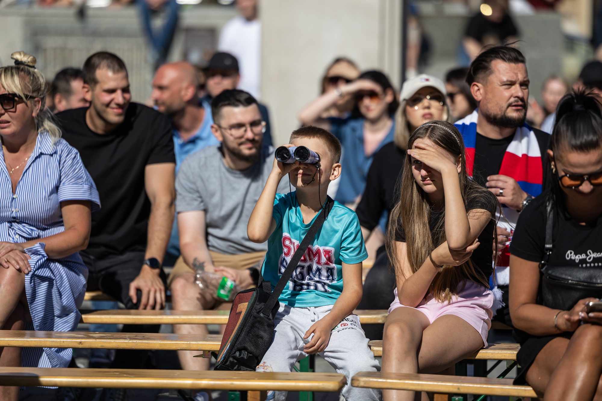 na zdjęciu osoby podczas kibicowania 