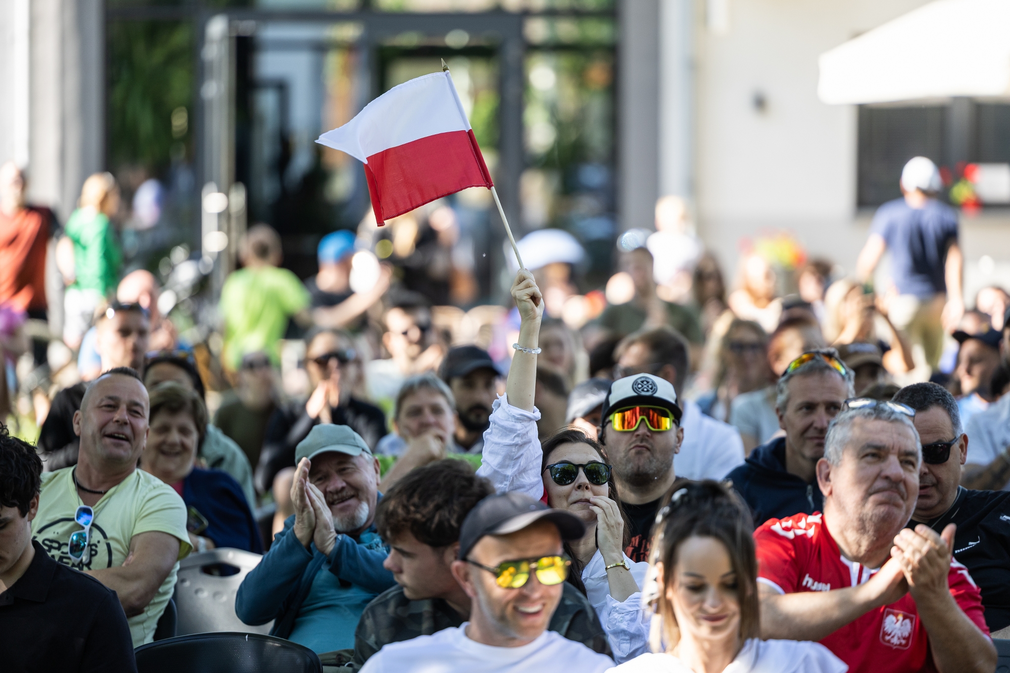 na zdjęciu osoby podczas kibicowania 
