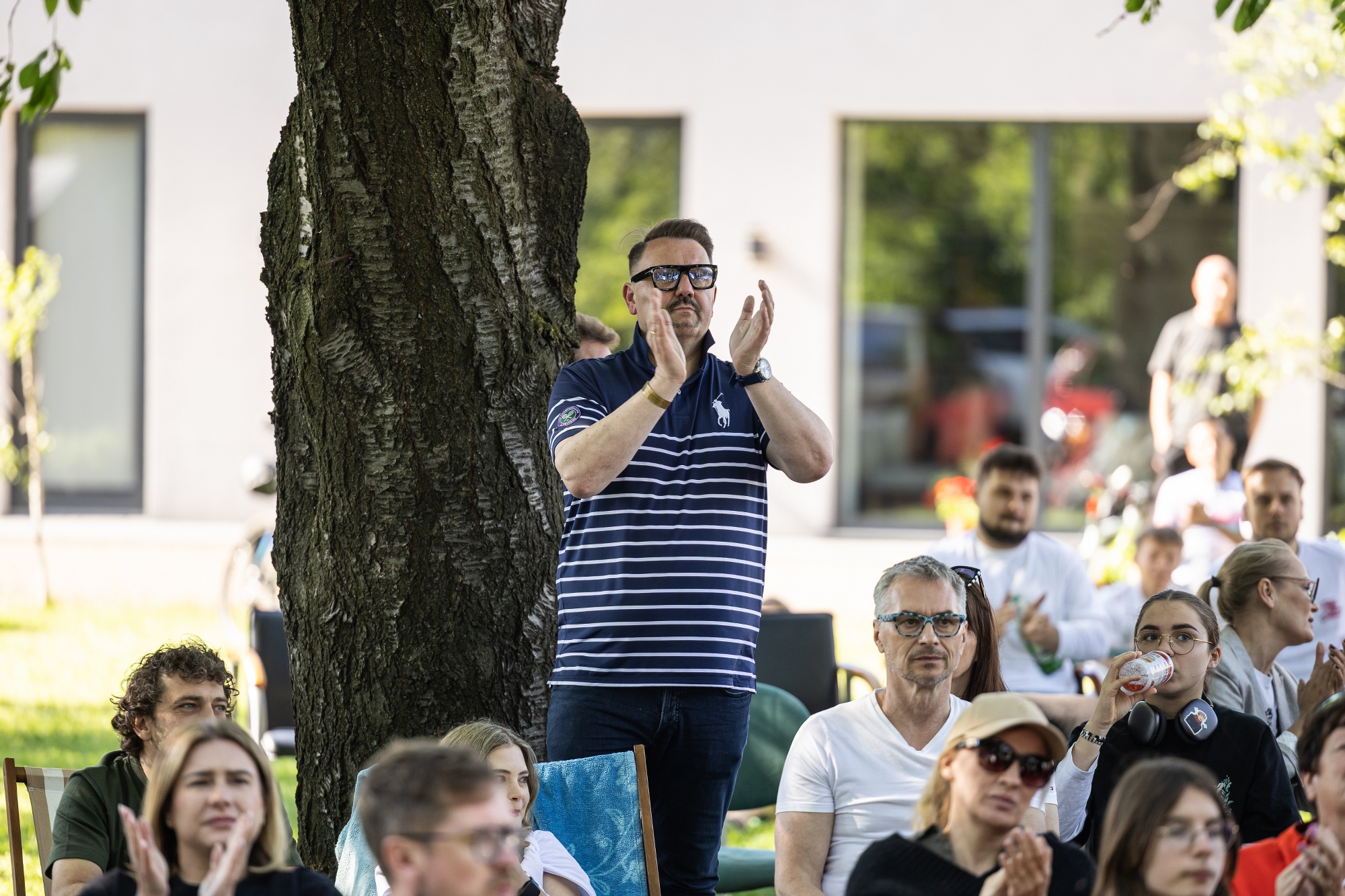 na zdjęciu osoby podczas kibicowania 