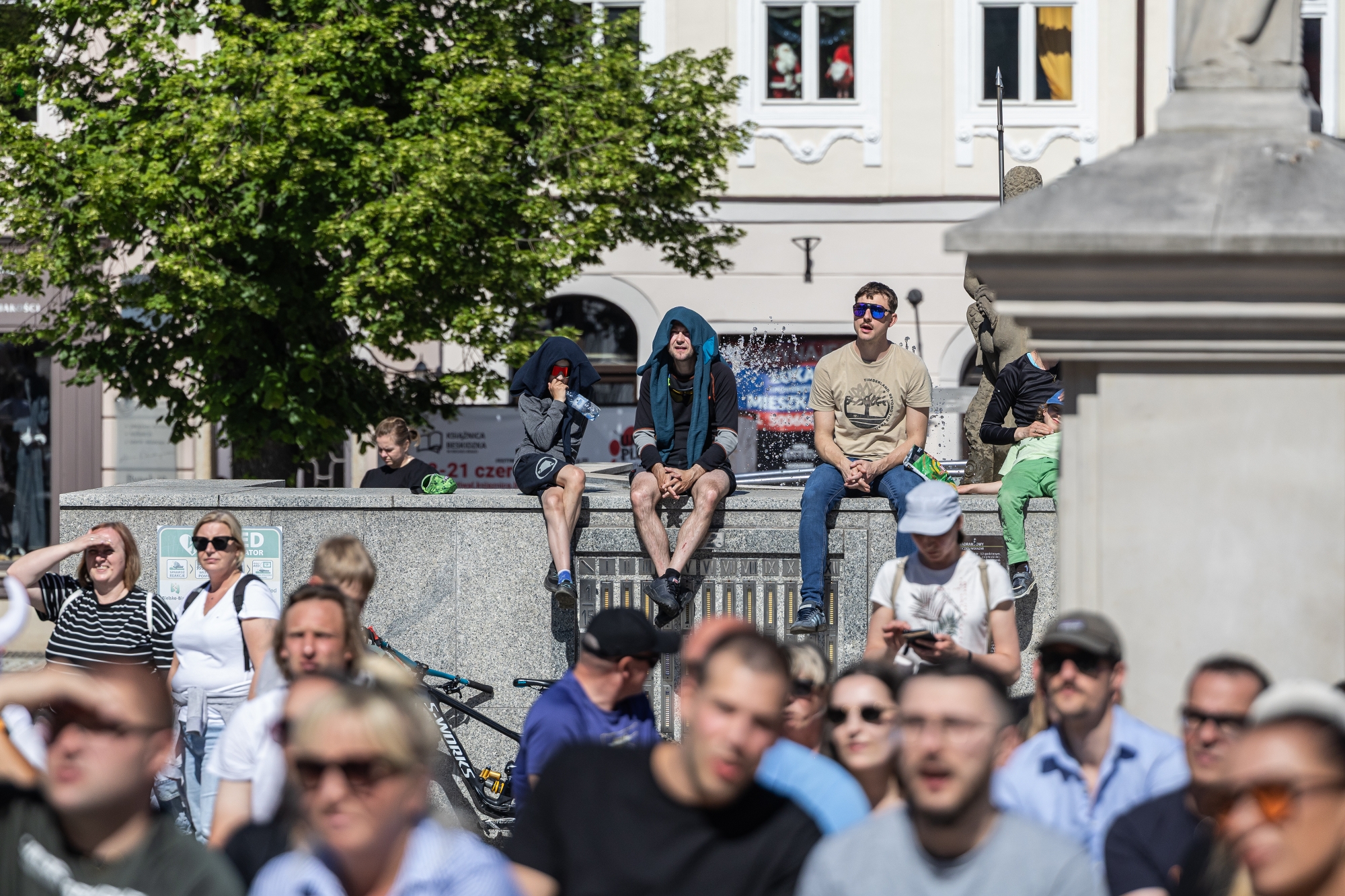 na zdjęciu osoby podczas kibicowania 