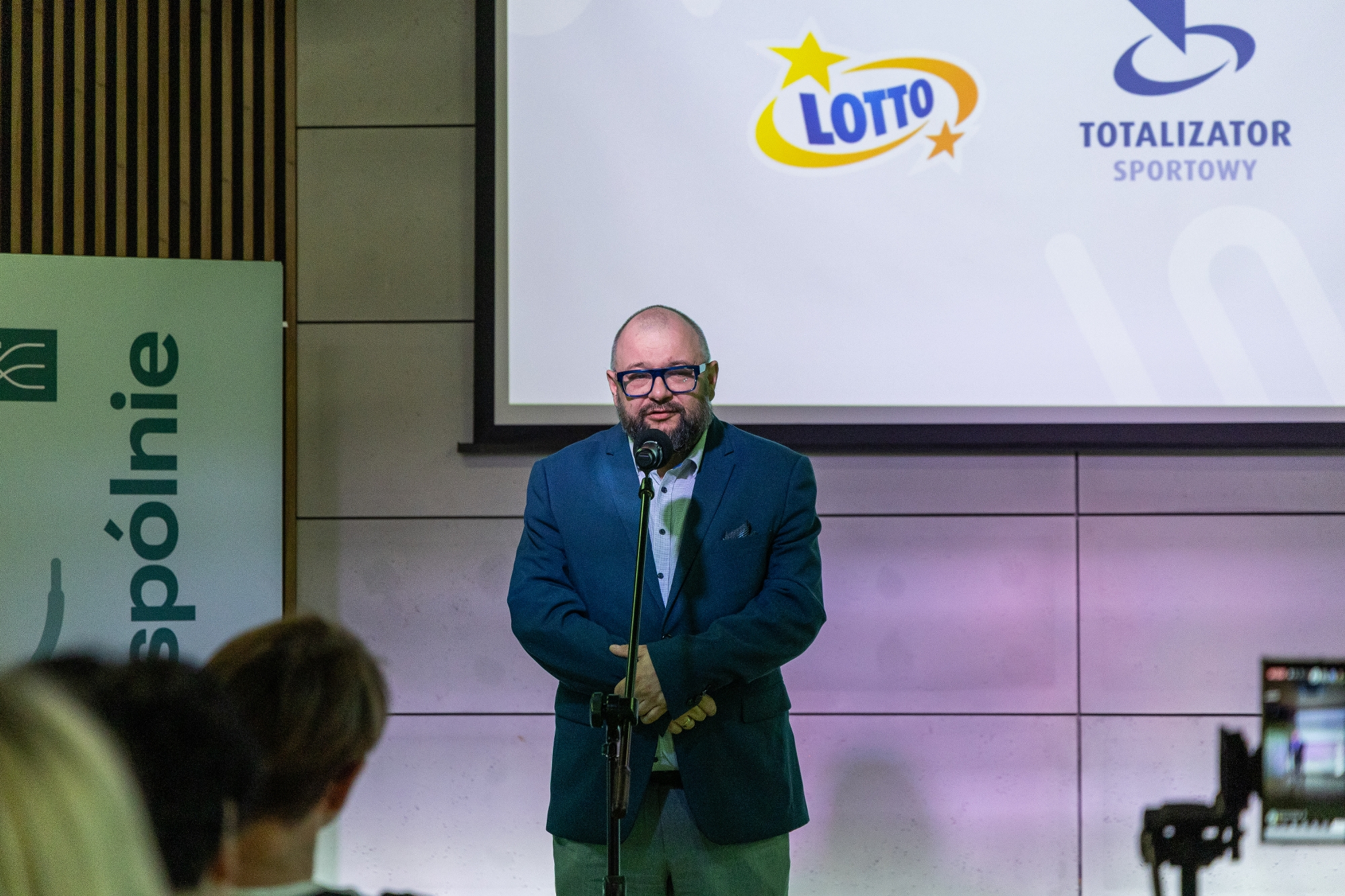 na zdjęciu osoby podczas konferencji