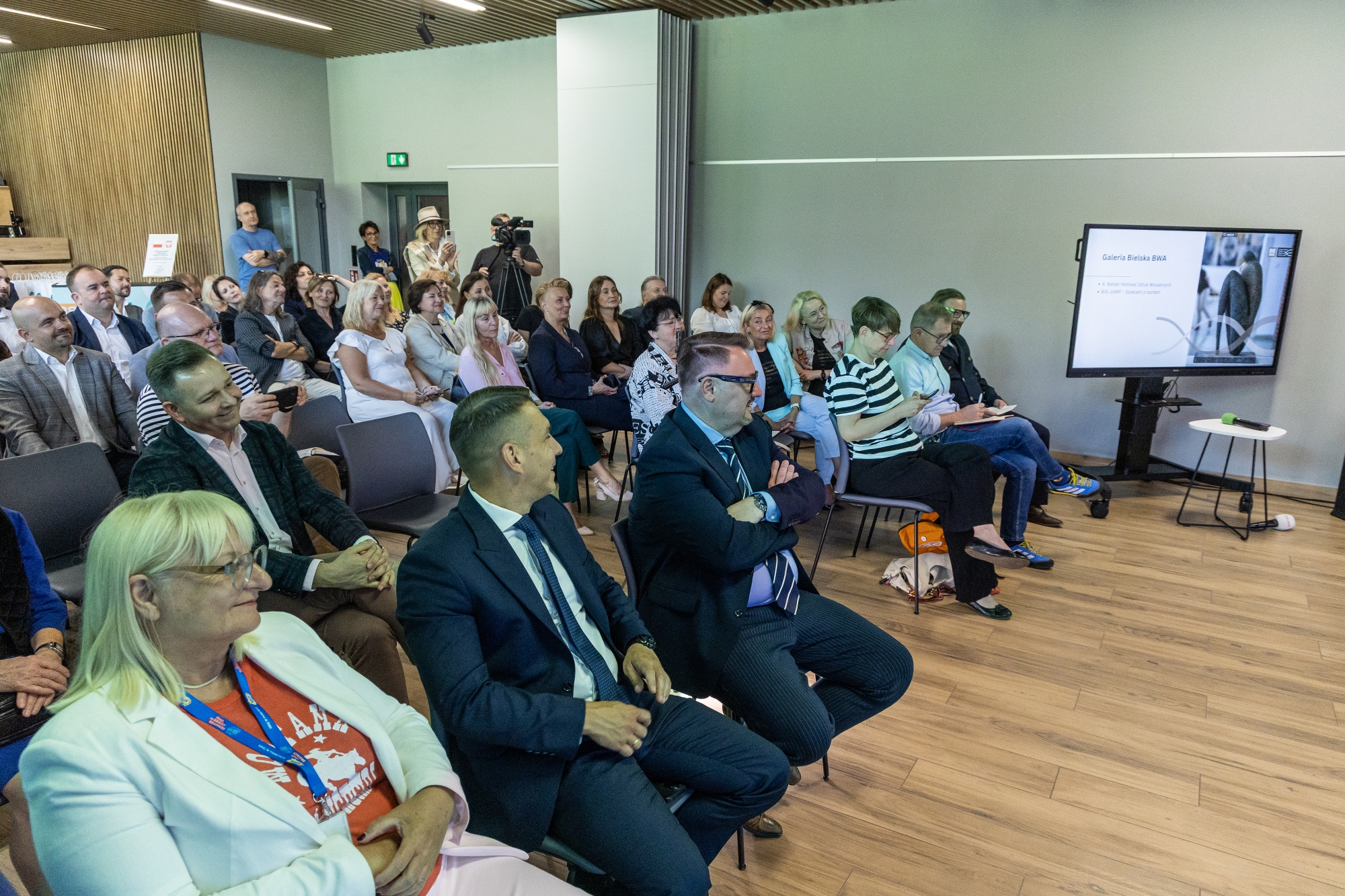na zdjęciu osoby podczas konferencji