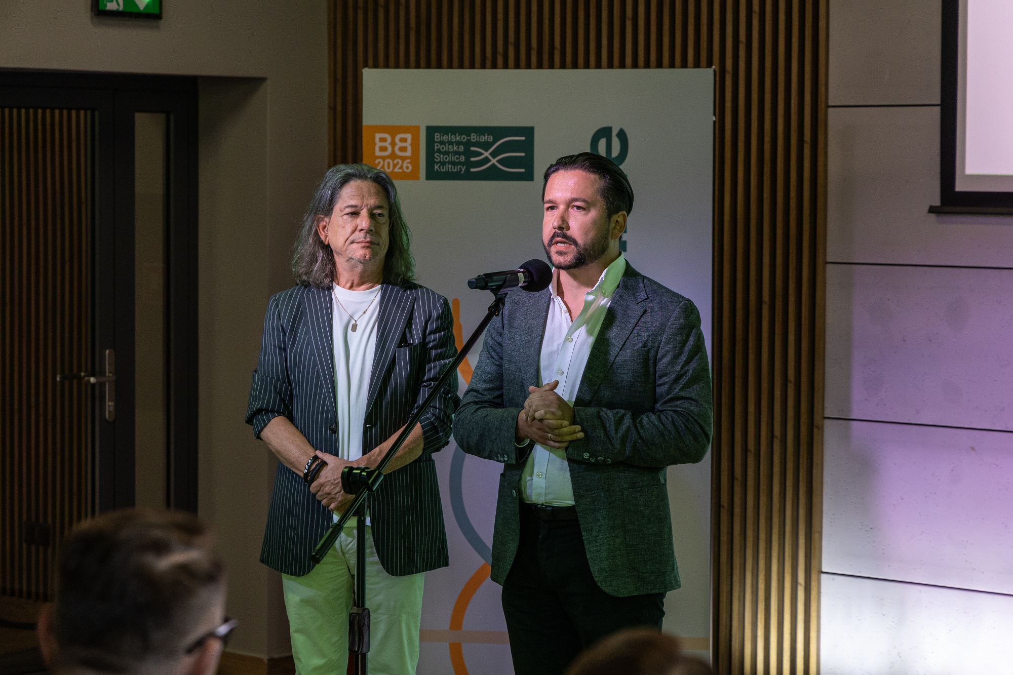 na zdjęciu osoby podczas konferencji