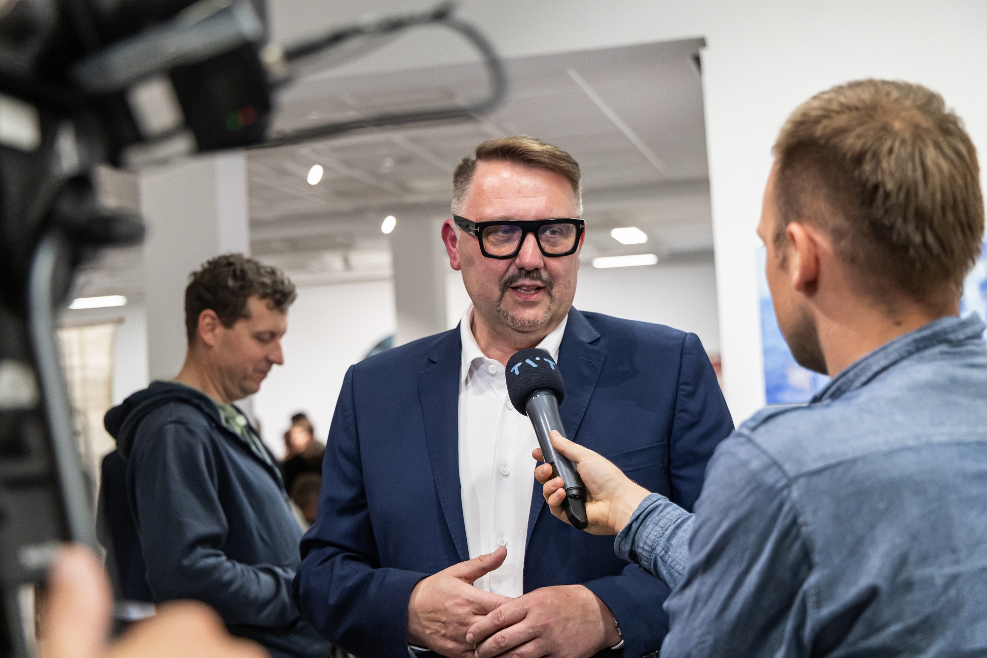 na zdjęciu osoby podczas wystaw