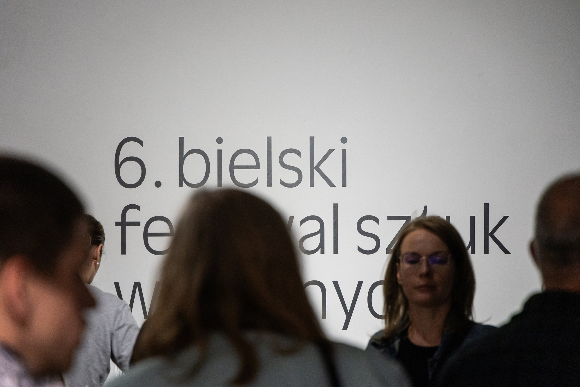 na zdjęciu osoby podczas wystaw