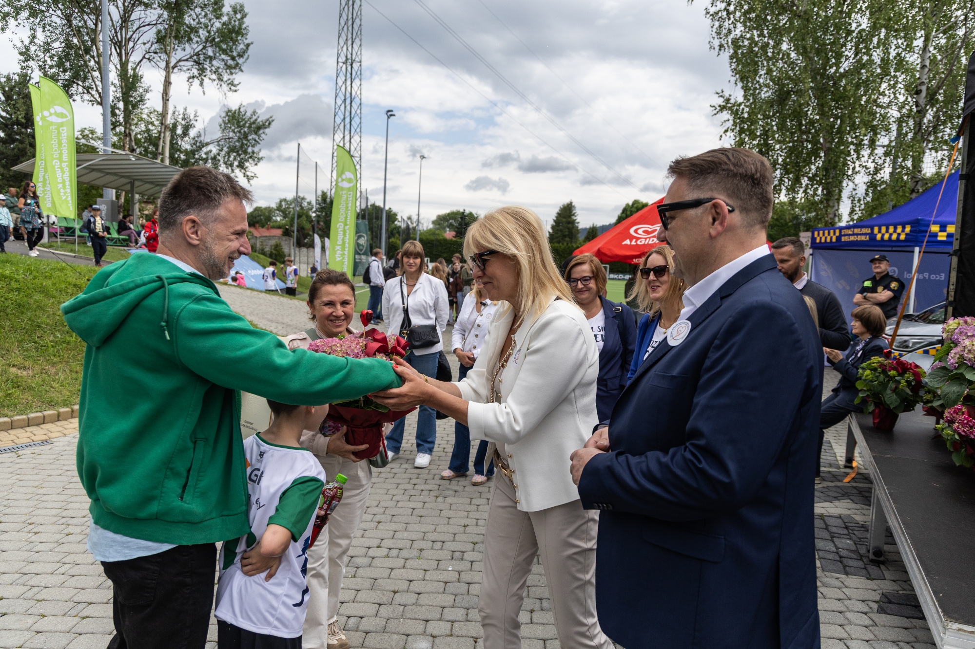 na zdjęciu osoby podczas pikniku