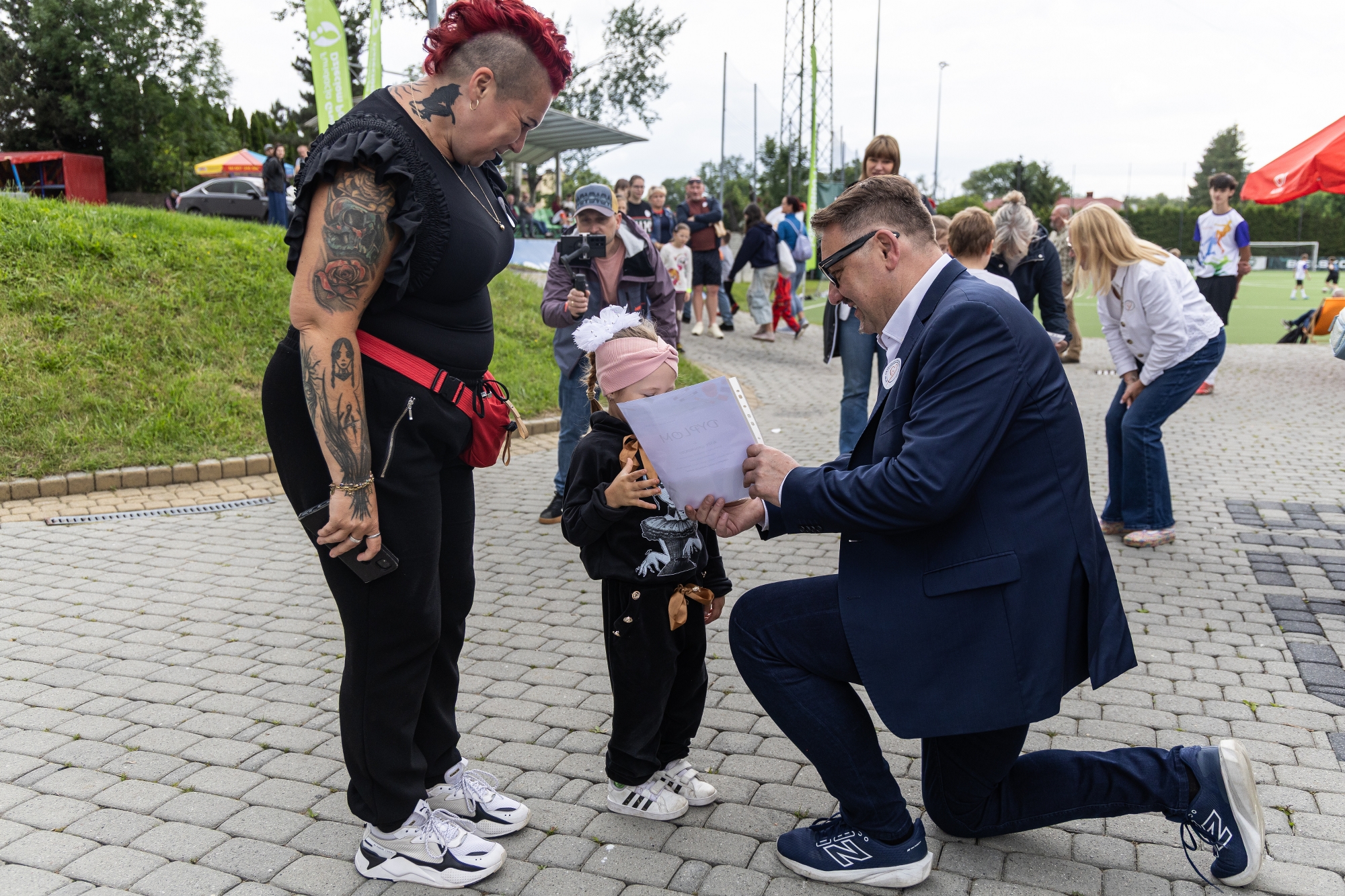 na zdjęciu osoby podczas pikniku