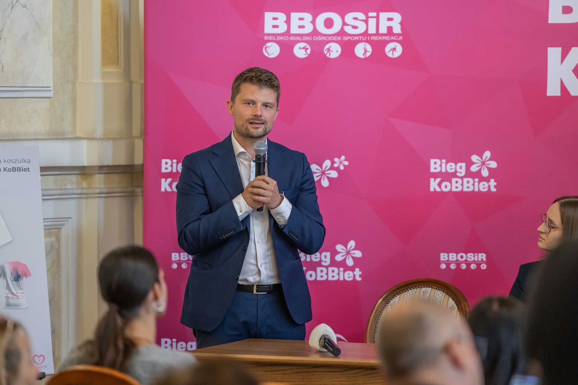 na zdjęciu osoby podczas spotkania