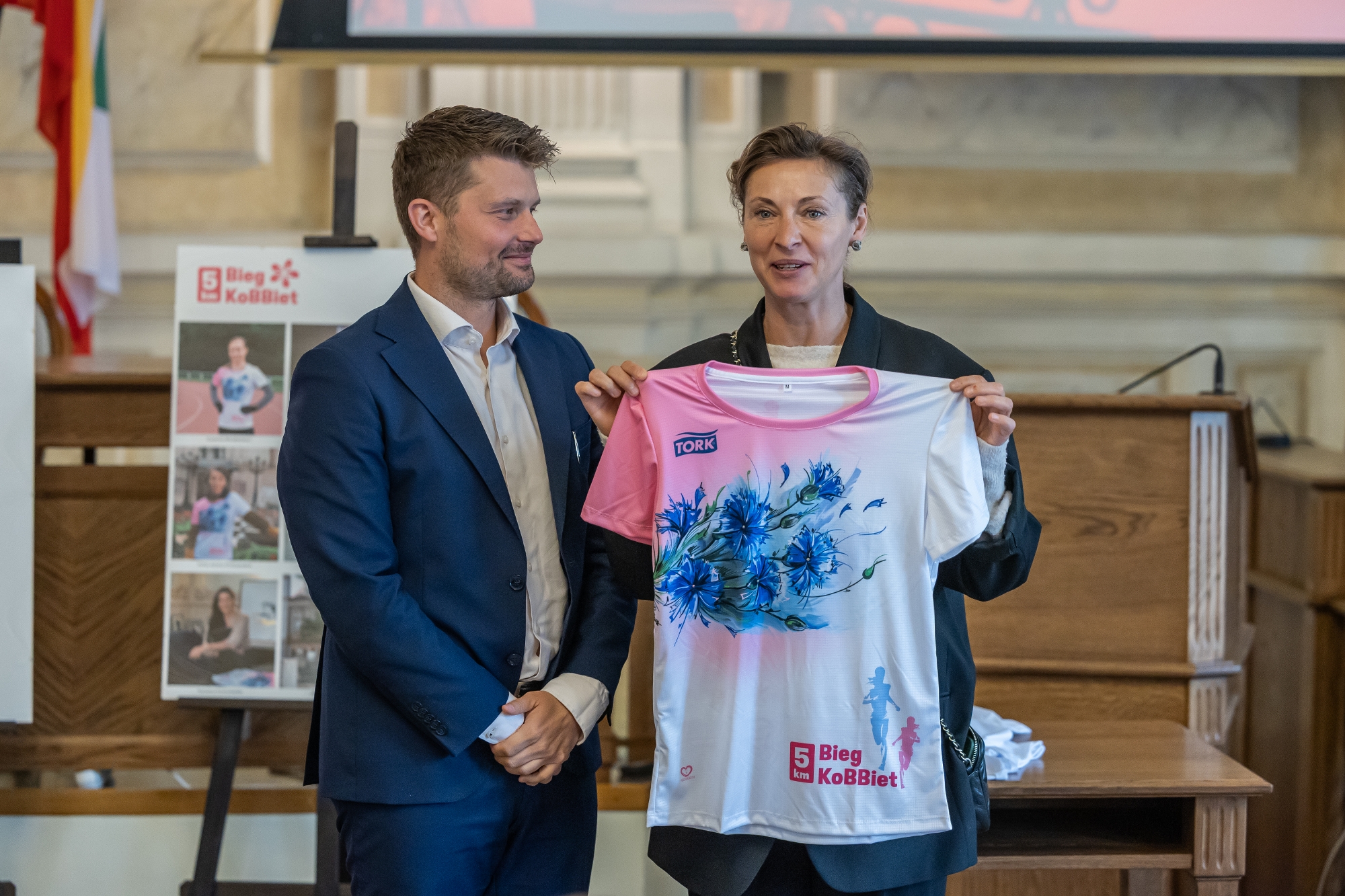 na zdjęciu osoby podczas spotkania
