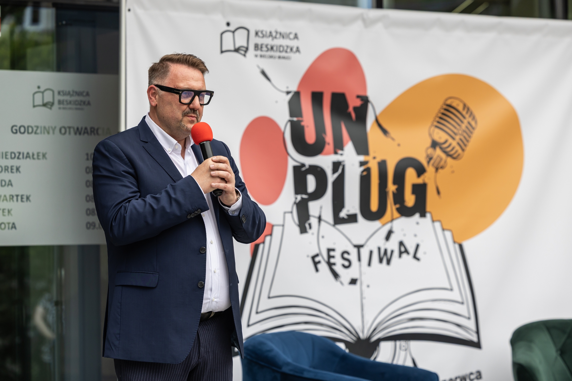 na zdjęciu osoby podczas otwarcia fetiwalu