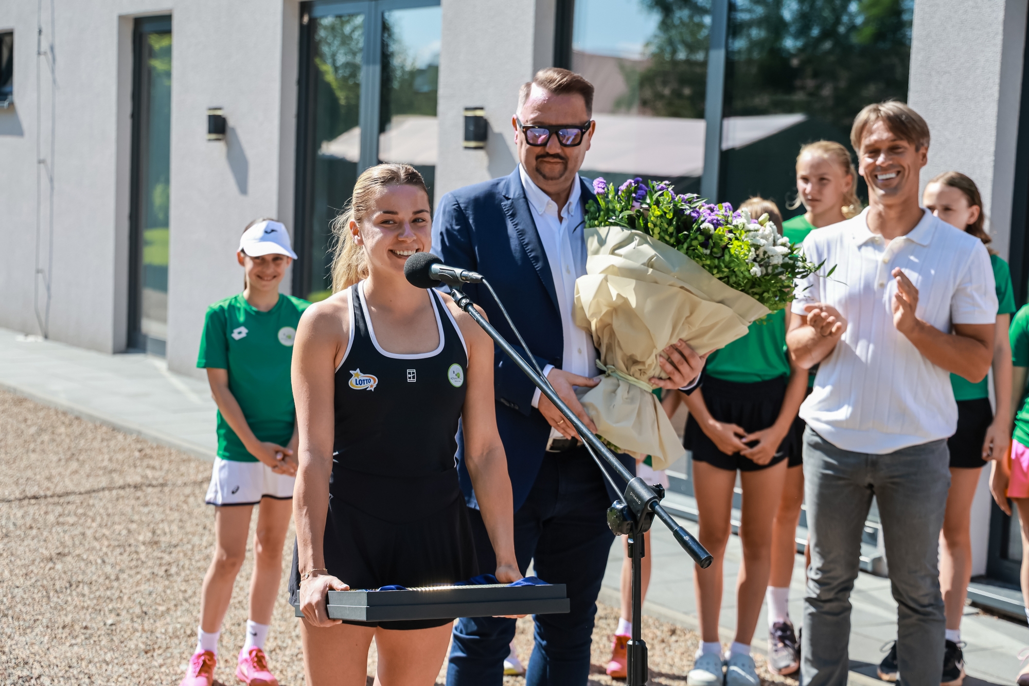 na zdjęciu osoby podczas przywitania Mai Chwalińskiej