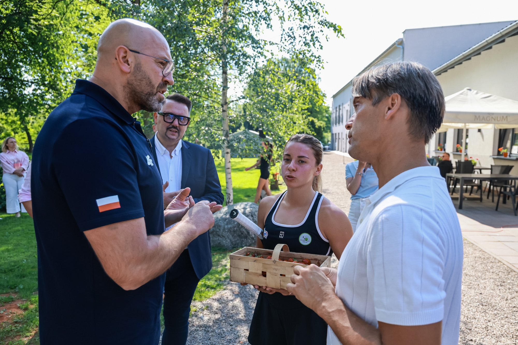 na zdjęciu osoby podczas przywitania Mai Chwalińskiej