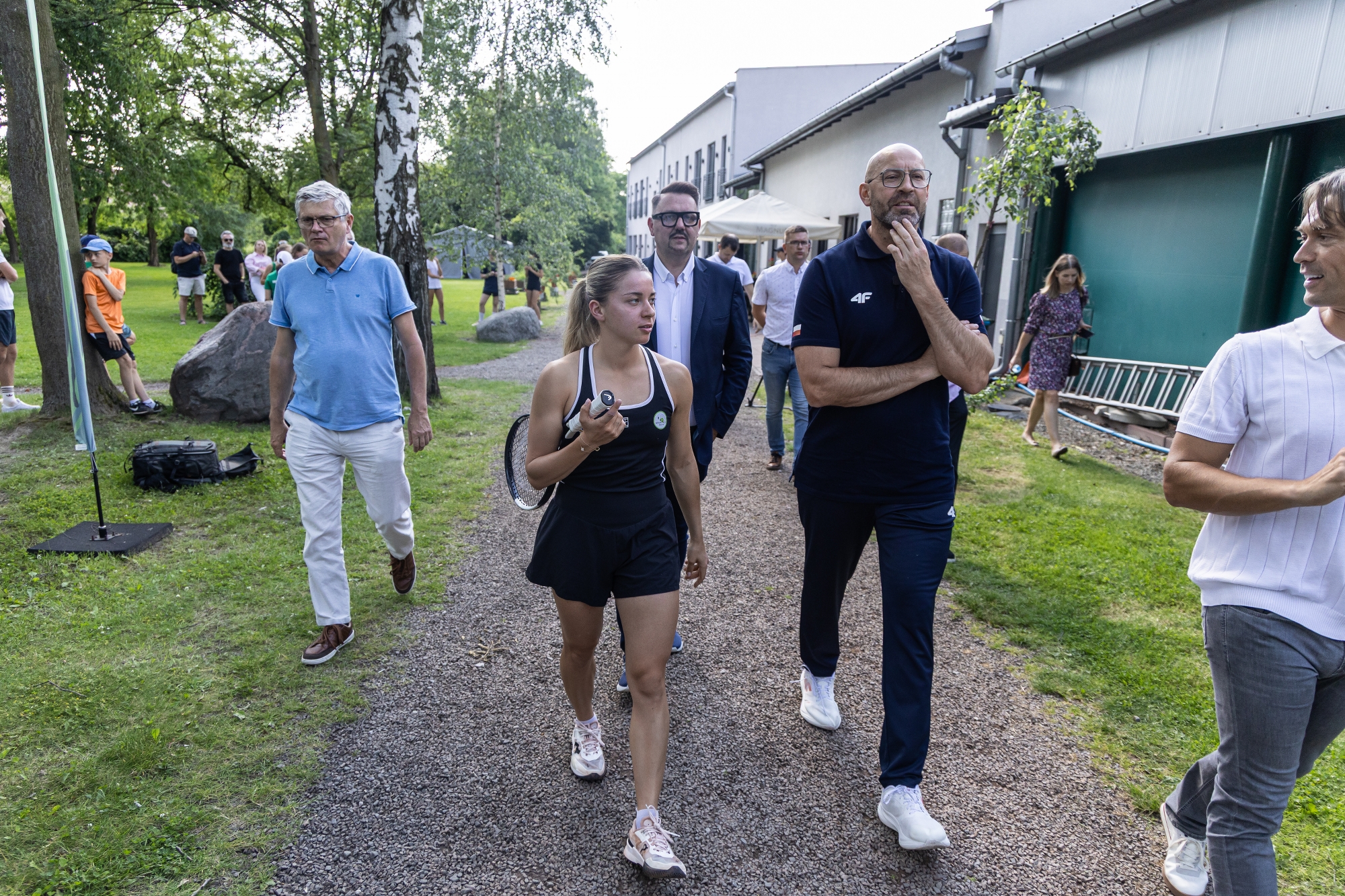 na zdjęciu osoby podczas przywitania Mai Chwalińskiej