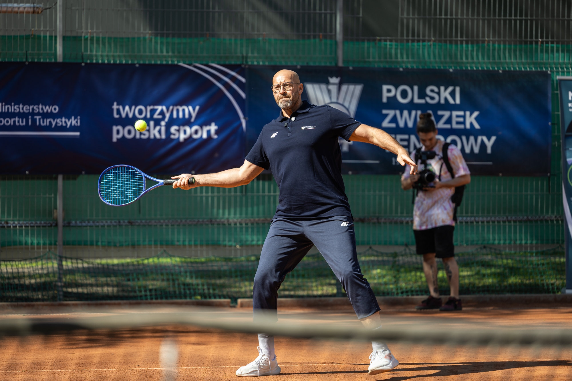na zdjęciu osoby podczas przywitania Mai Chwalińskiej