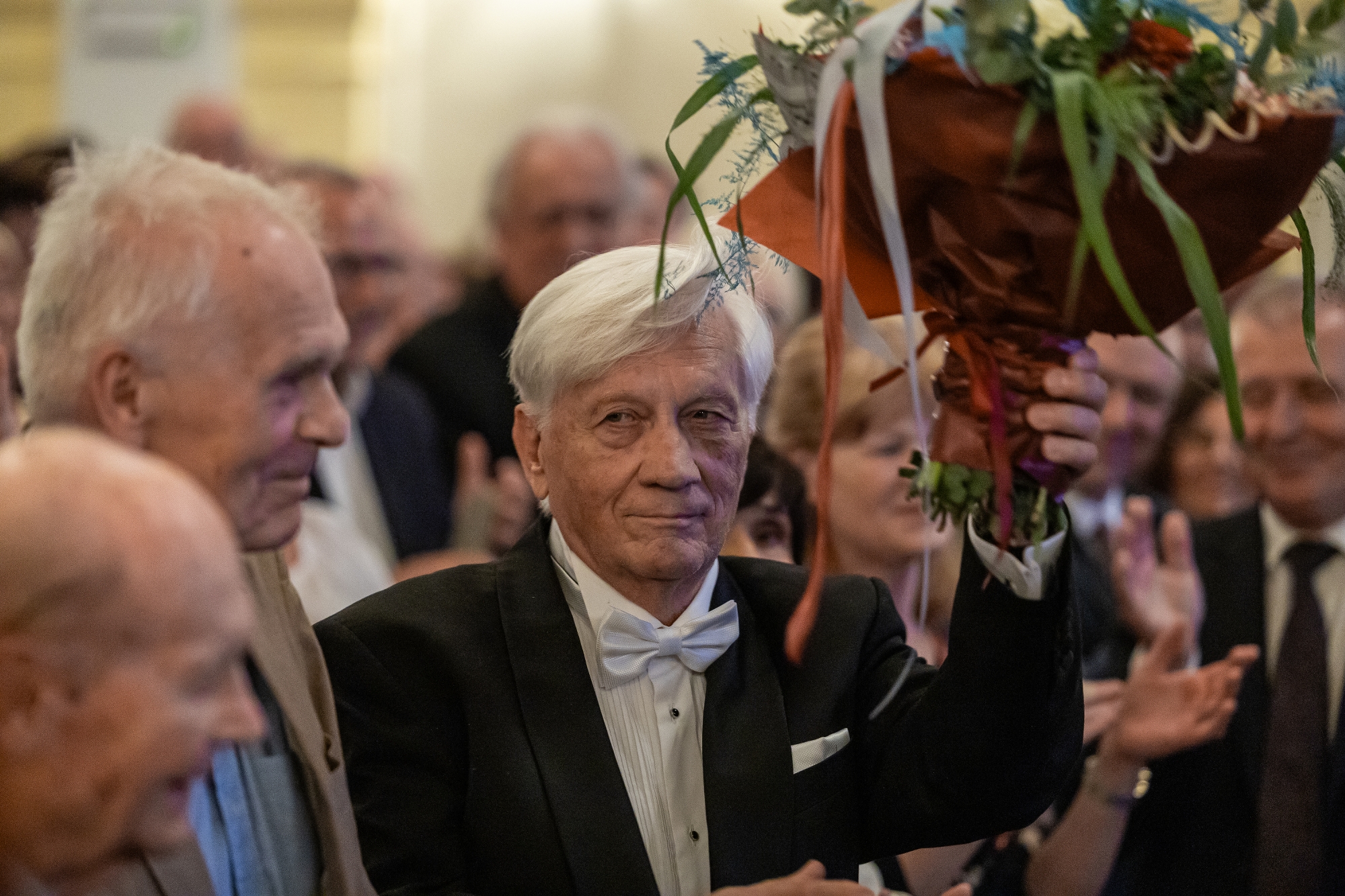 na zdjęciu osoby na scenie