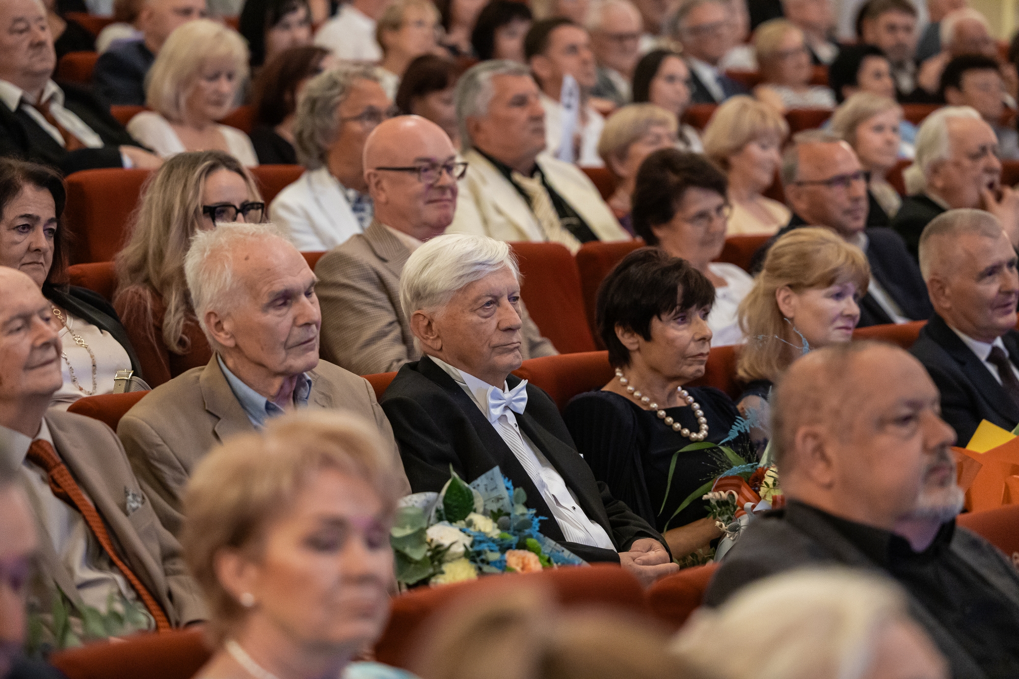 na zdjęciu osoby na scenie