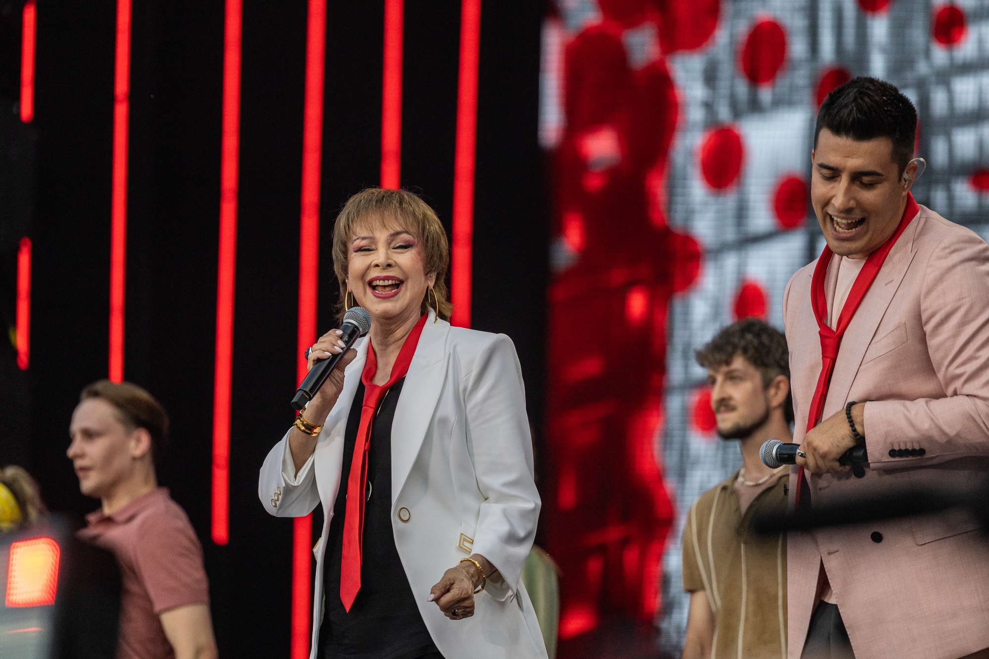 na zdjęciu osoby występujące na scenie