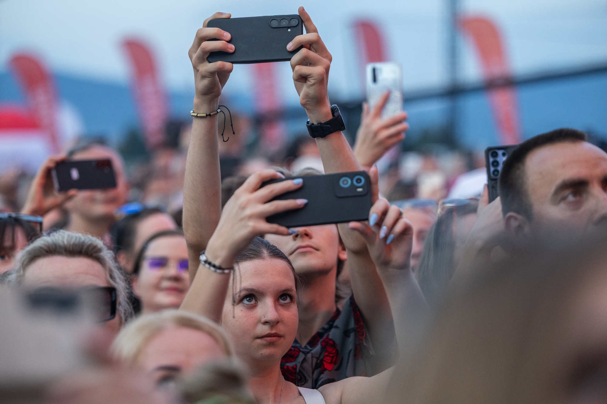 na zdjęciu osoby występujące na scenie