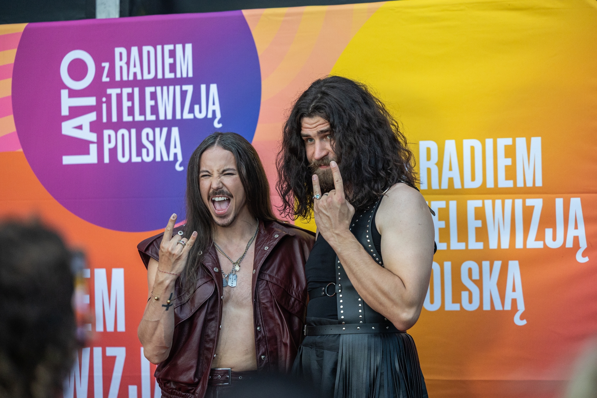 na zdjęciu osoby występujące na scenie