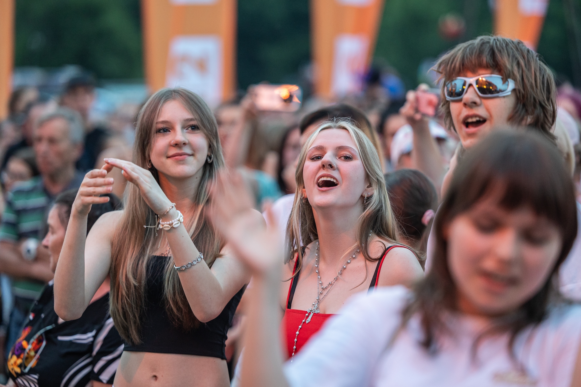 na zdjęciu osoby występujące na scenie