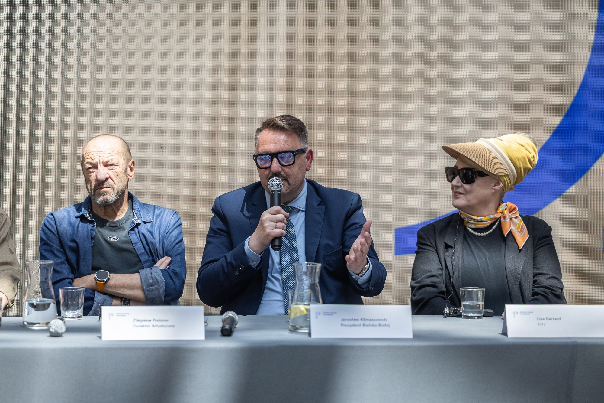 na zdjęciu osoby podczas konferencji