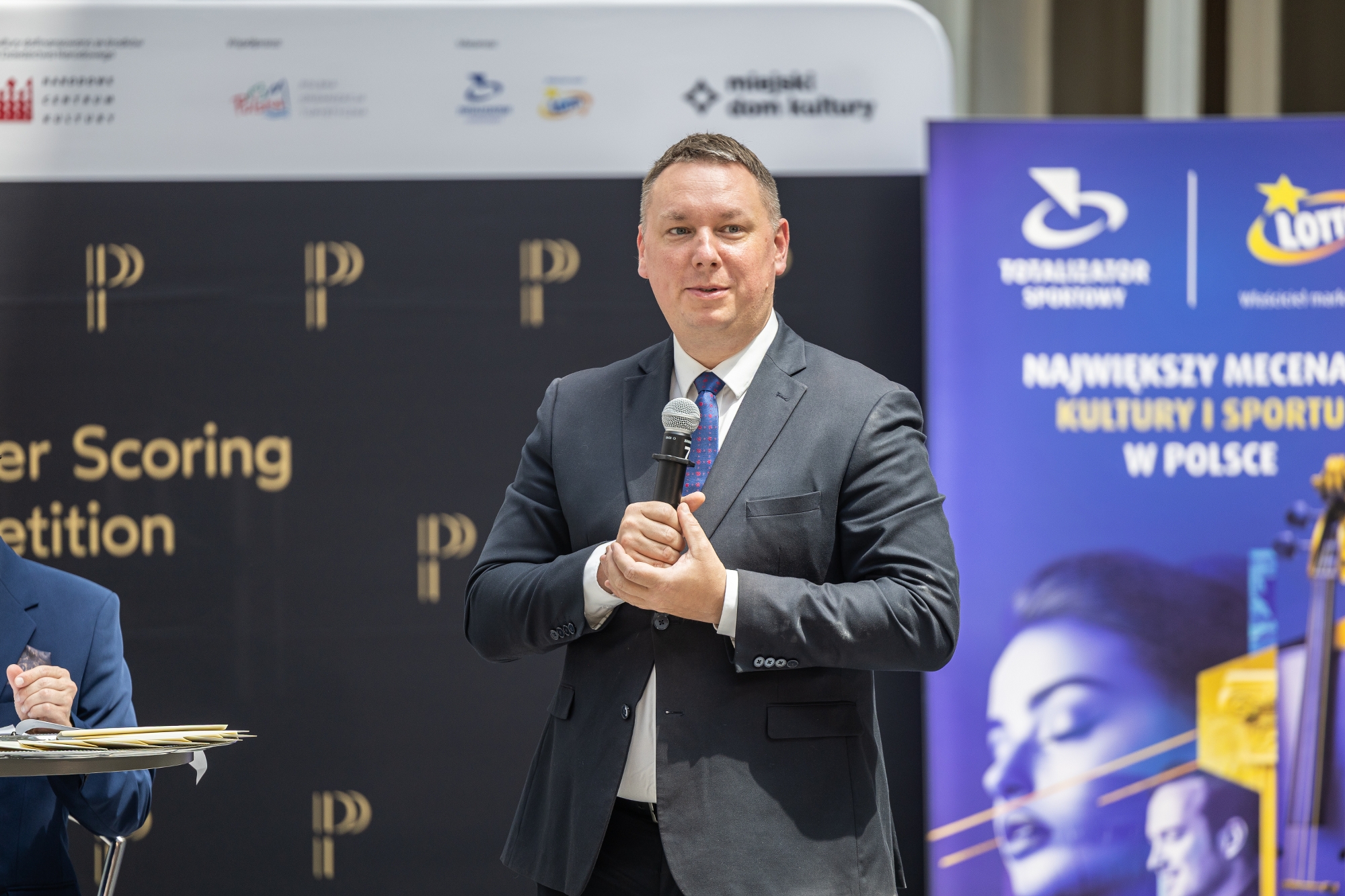na zdjęciu osoby podczas konferencji