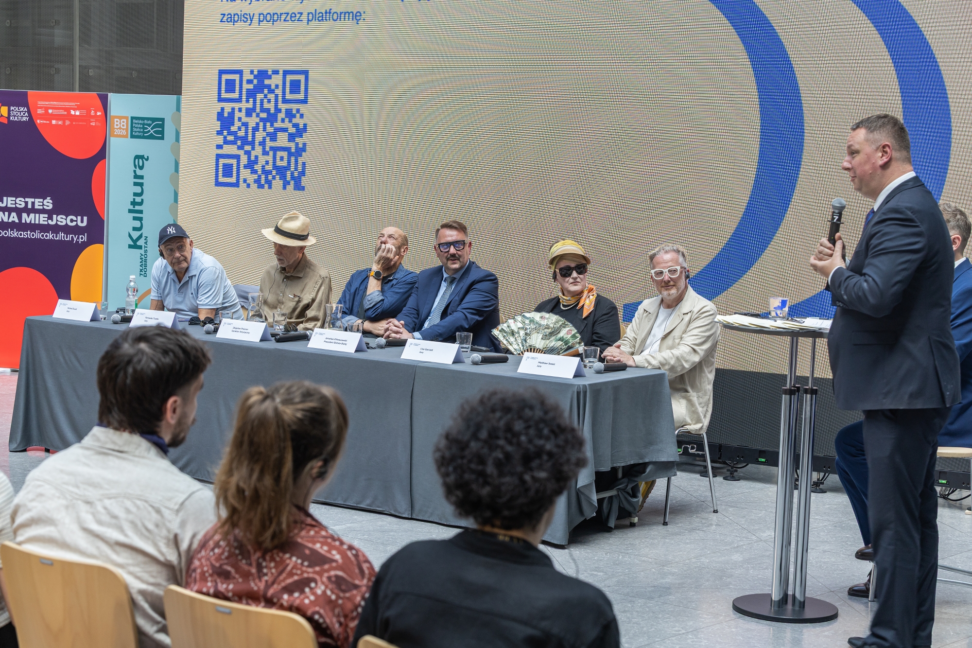 na zdjęciu osoby podczas konferencji