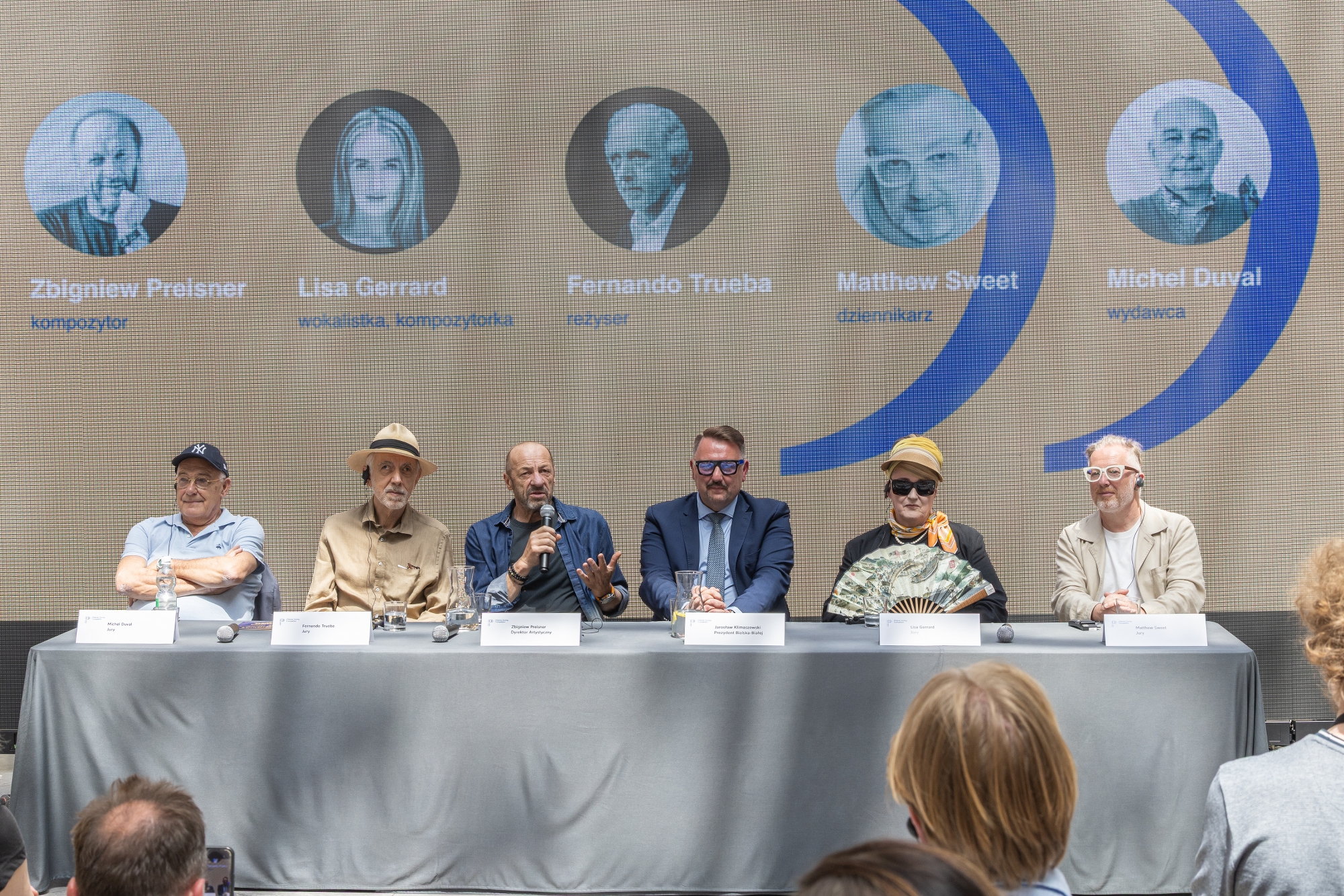 na zdjęciu osoby podczas konferencji